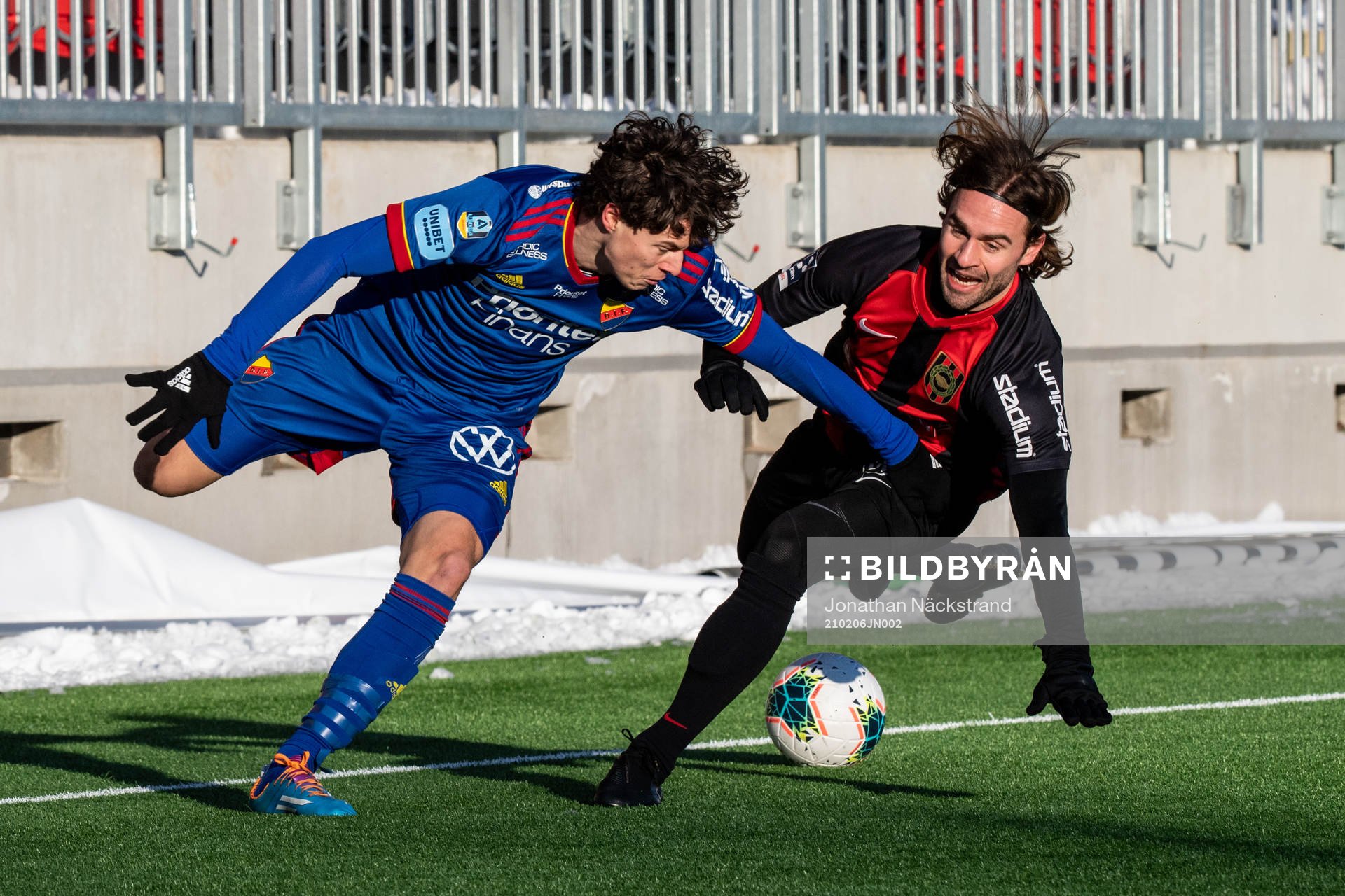 Djurgårdens Leo Cornic och Brommapojkarnas Simon Helg