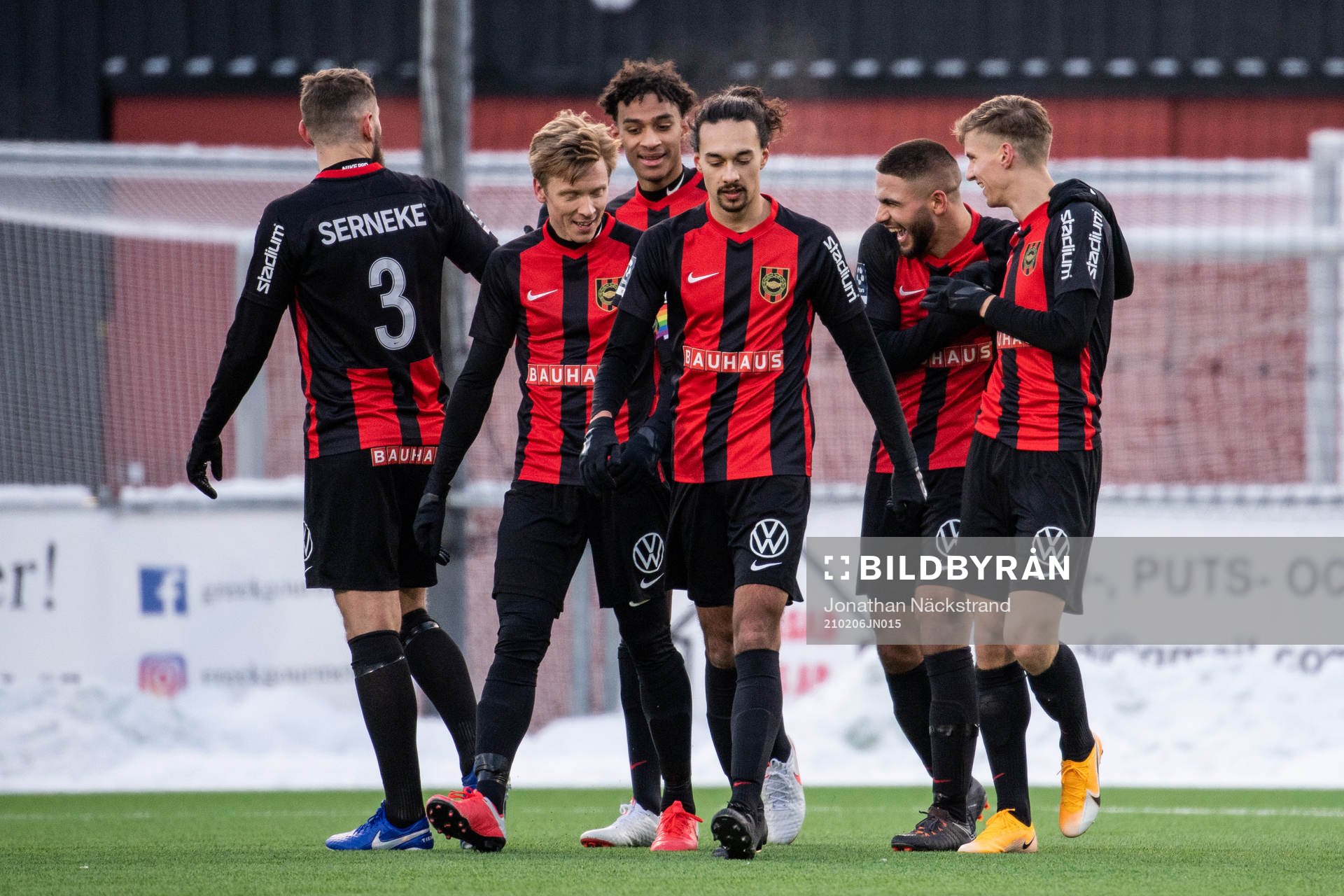 Brommapojkarnas Omar Faraj (andra från höger) jubla med lagkamrater efter 2-1 under träningsmatchen i fotboll mellan Brommapojkarna och Djurgården den 6 februari 2021 i Stockholm.