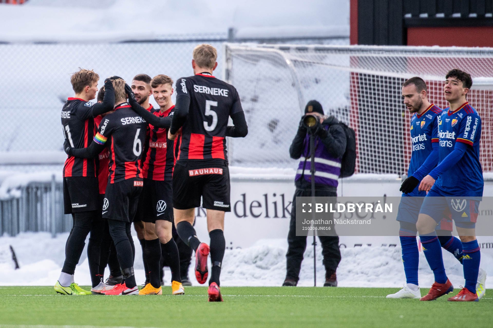 Brommapojkarnas Marijan Cosic jublar med lagkamrater