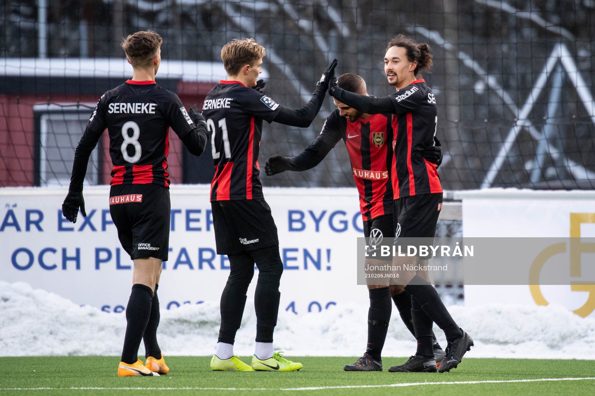 Brommapojkarnas Monir Jelassi (h) jublar med lagkamrater efter 3-1 under träningsmatchen i fotboll mellan Brommapojkarna och Djurgården den 6 februari 2021 i Stockholm.