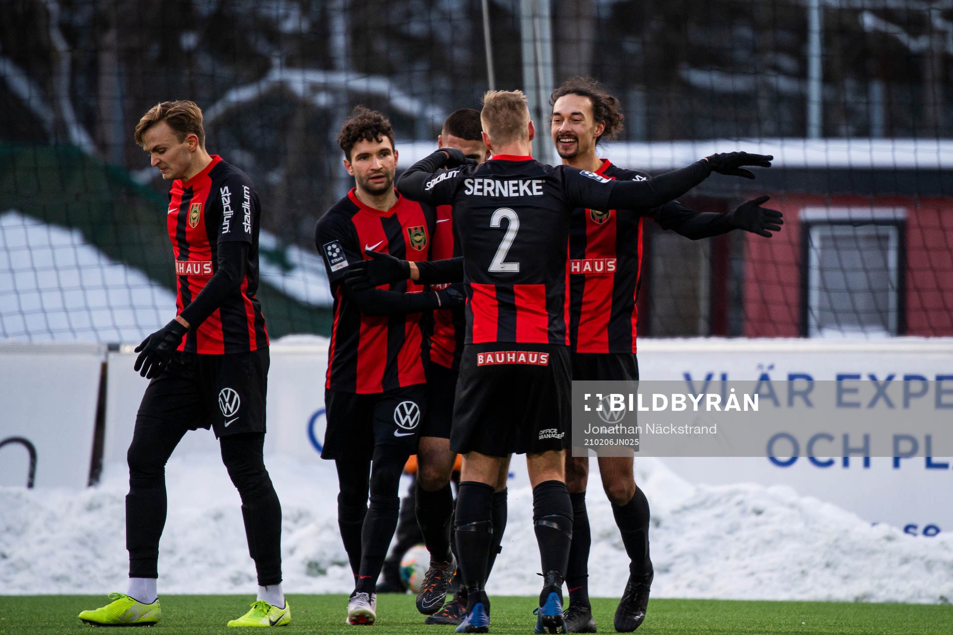 Brommapojkarnas Monir Jelassi (h) jublar med lagkamrater
