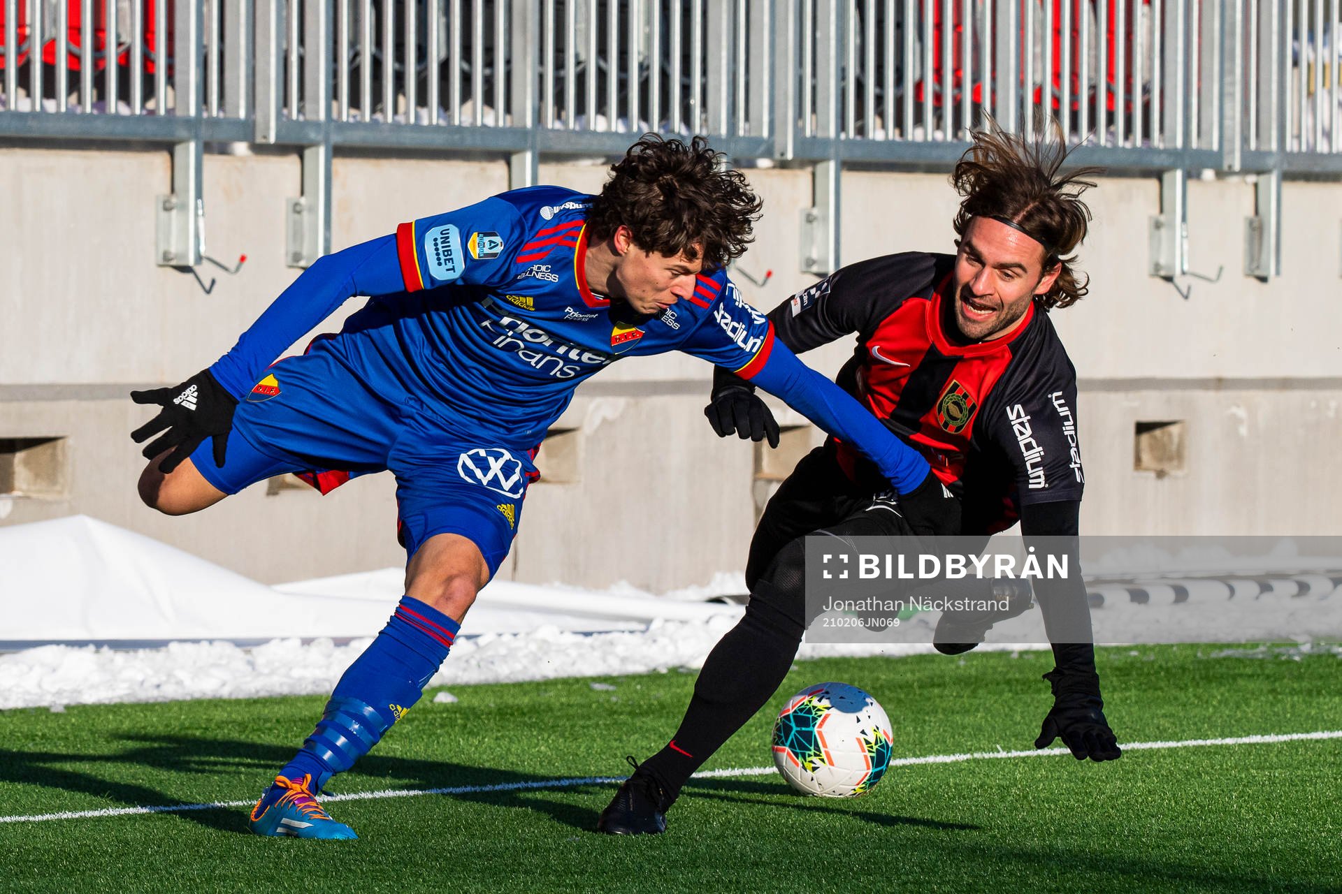Djurgårdens Leo Cornic och Brommapojkarnas Simon Helg