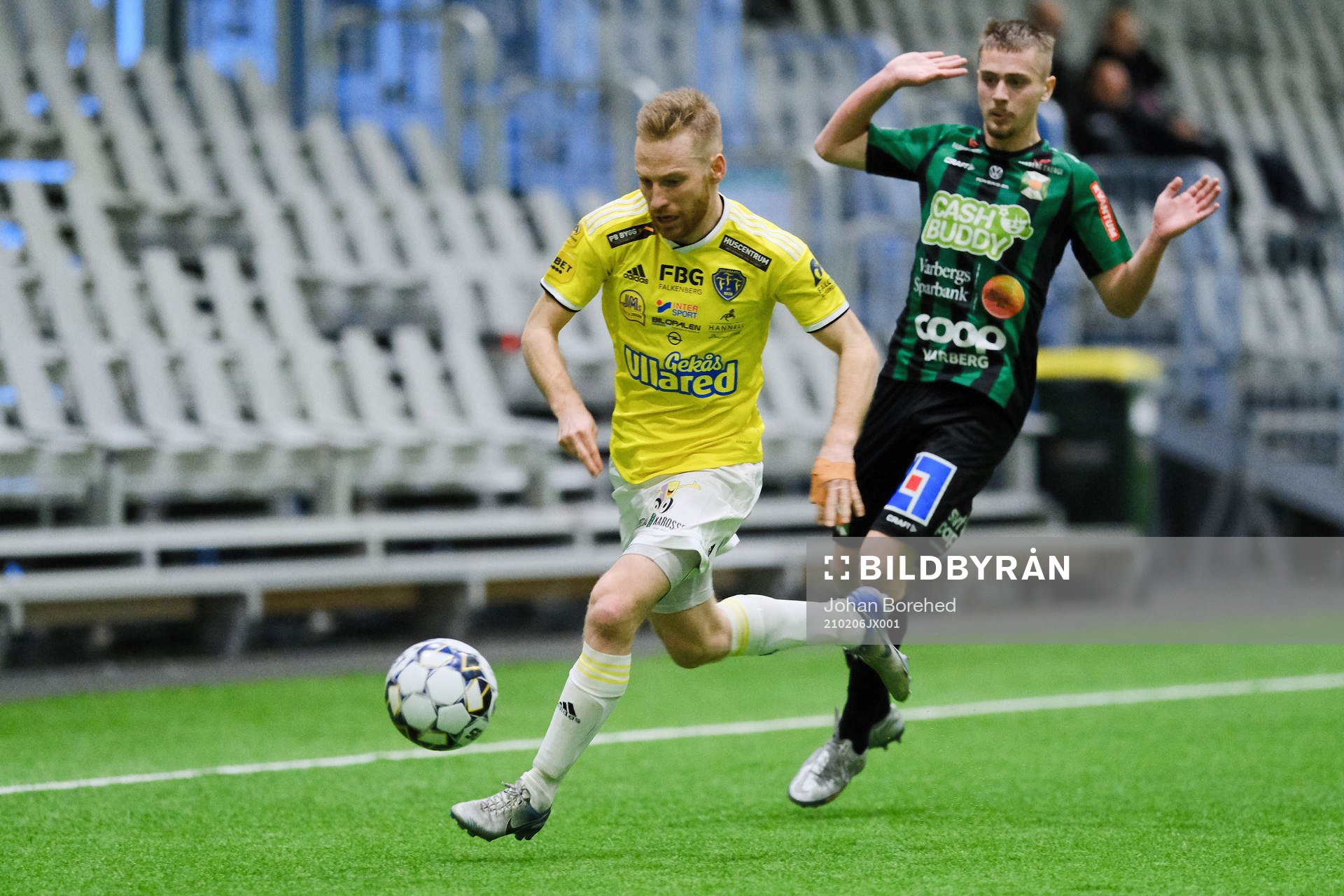 Falkenbergs Tobias Englund kliver förbi Varbergs Albin