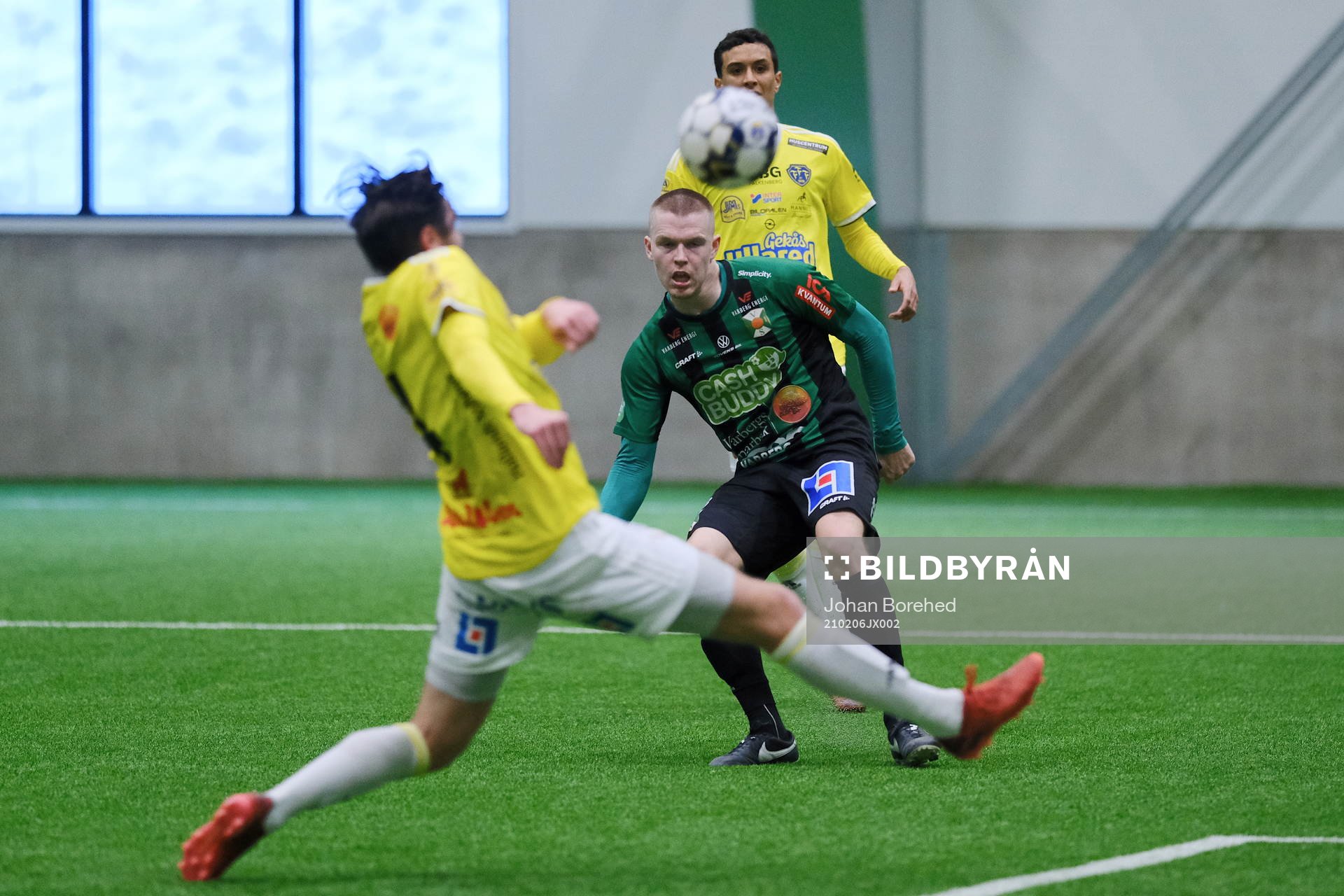 Varbergs Anton Liljenbäck med ett skott mot mål