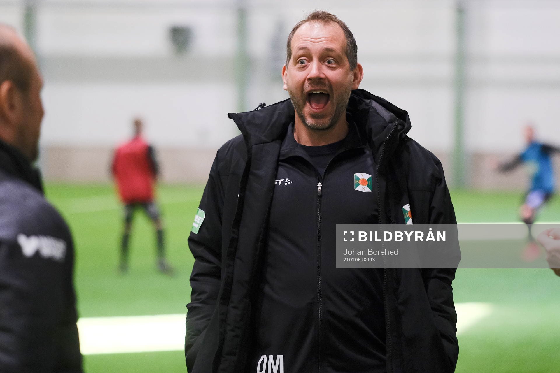 Varbergs assisterande tränare Daniel Milovanovic i samtal