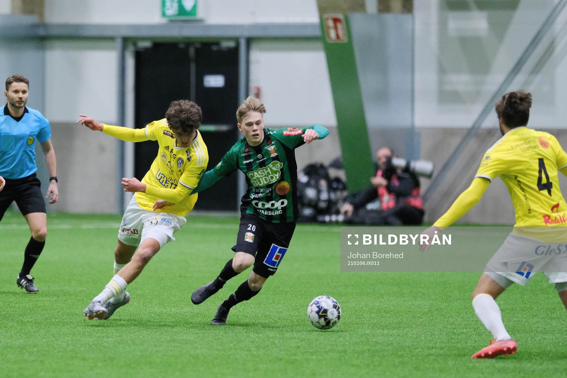 Varbergs Gustav Nordh bryter igenom Falkenbergförsvaret