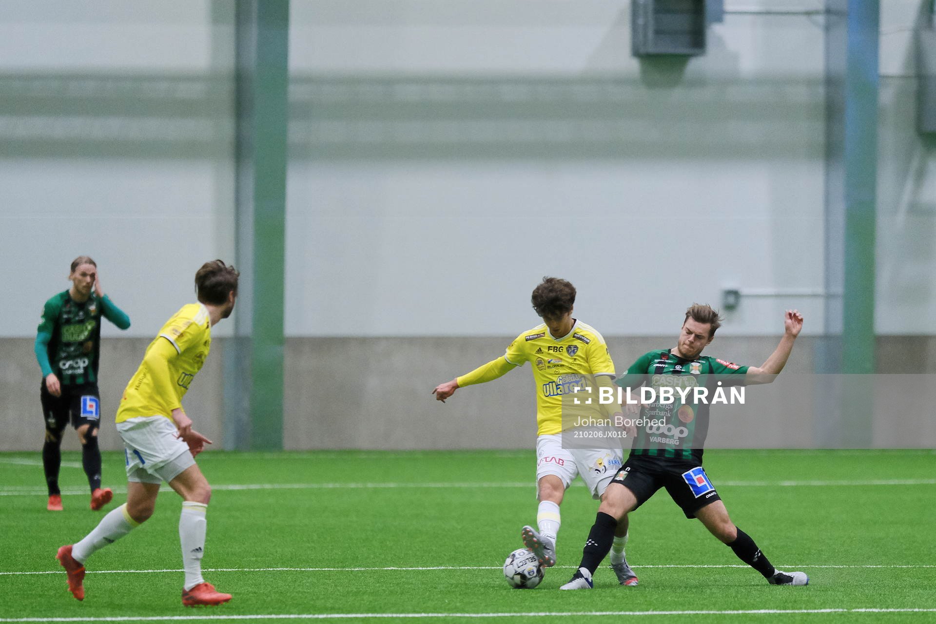 Varbergs Albin Vinbo delar ut en tackling