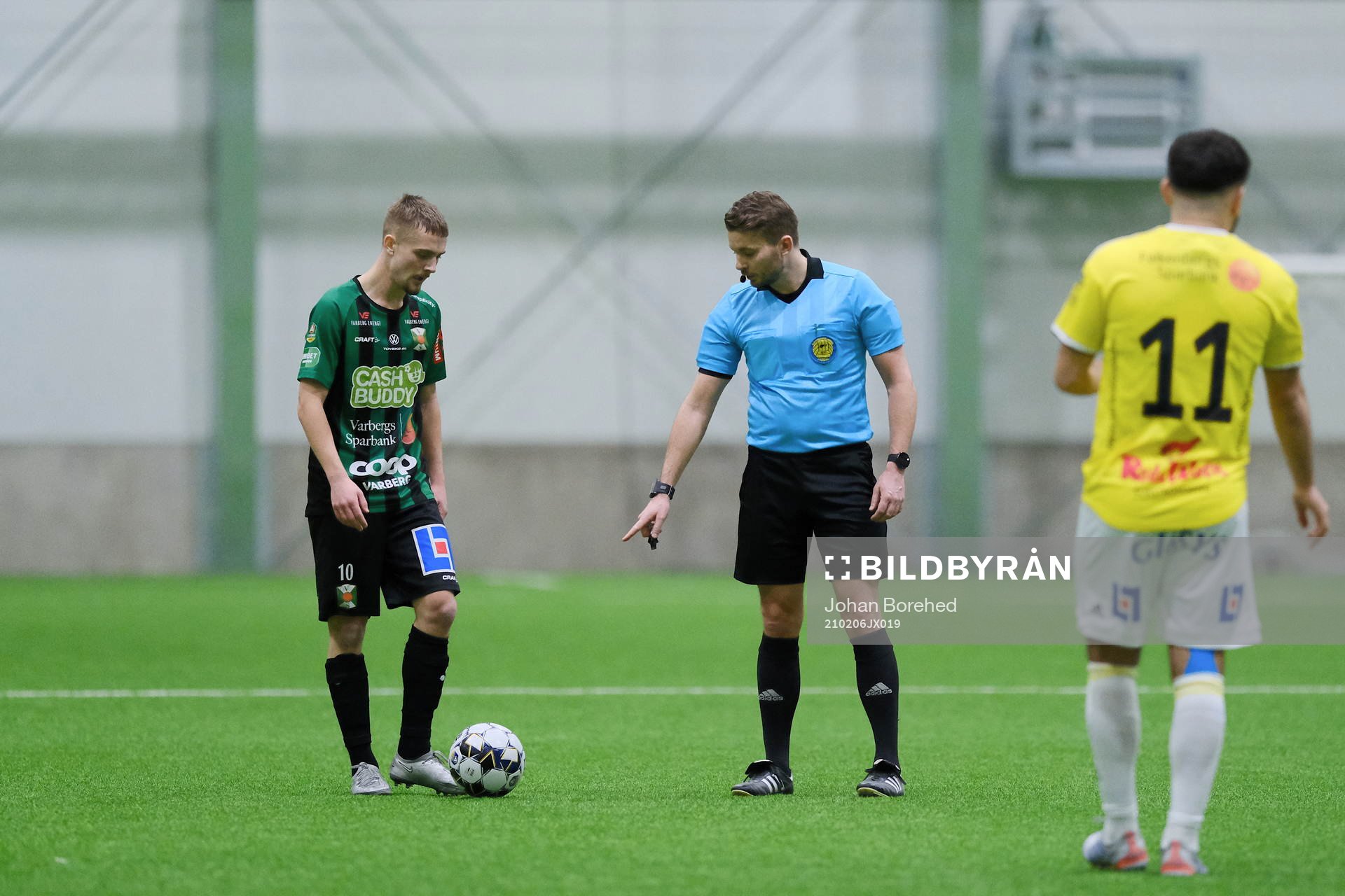 Varbergs Albin Mörfelt med en frispark