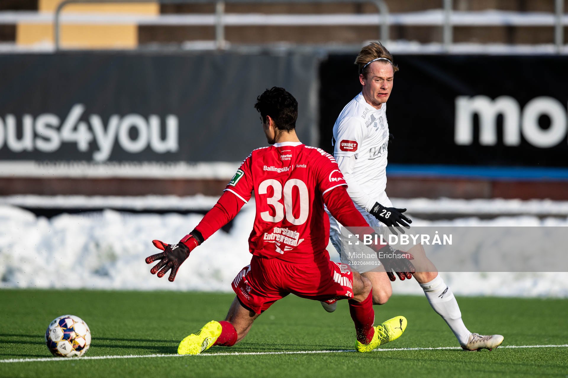 Utsiktens målvakt Tom Amos och Örgrytes Arvid Siguardsson