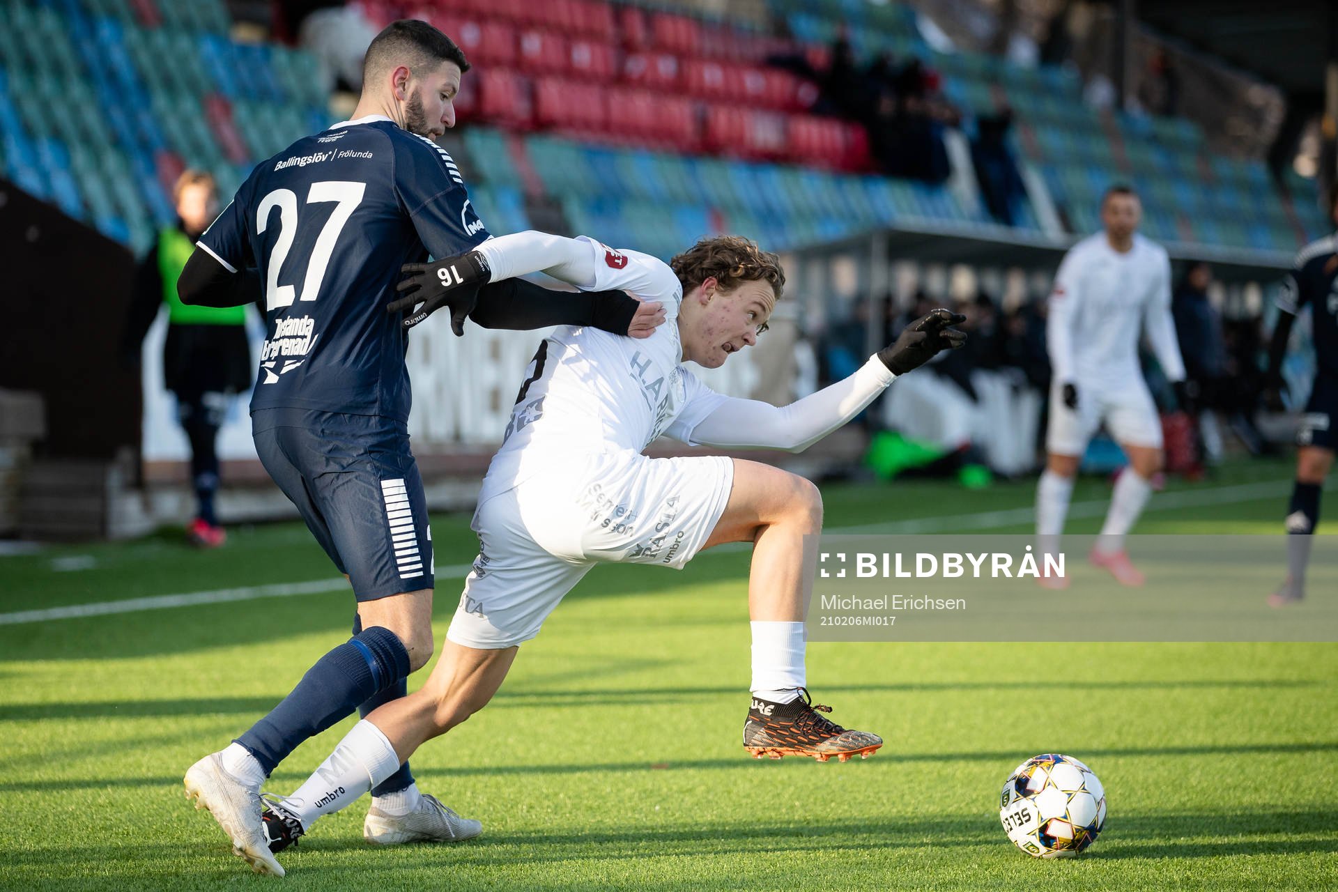 Utsiktens Ylli Podrimcaku och Örgrytes Herman Sjögrell under fotbollsmatchen i träningsmatchen mellan Örgryte och Utsikten den 6 februari 2021 i Göteborg.