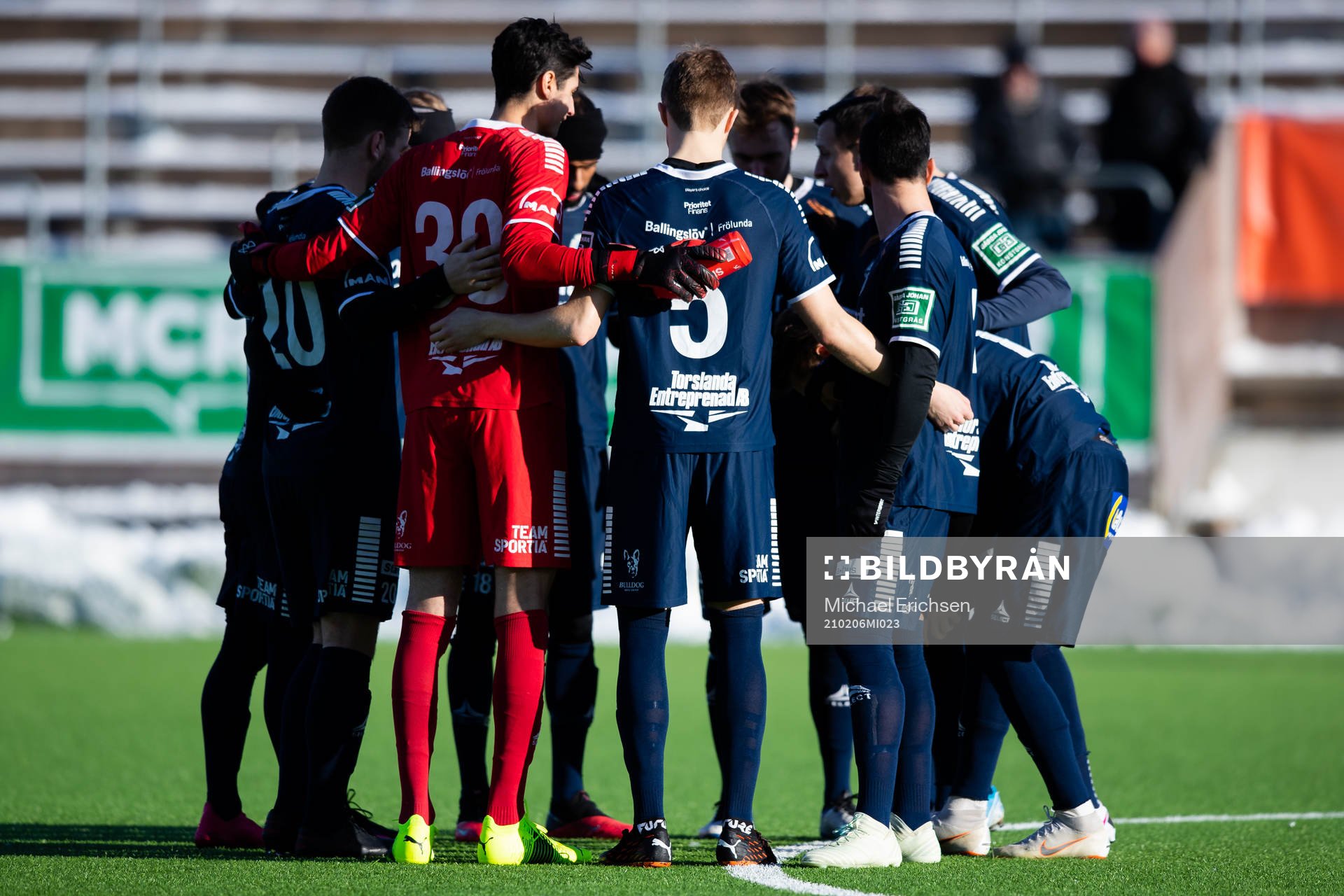 Utsikten samlade innan fotbollsmatchen i träningsmatchen