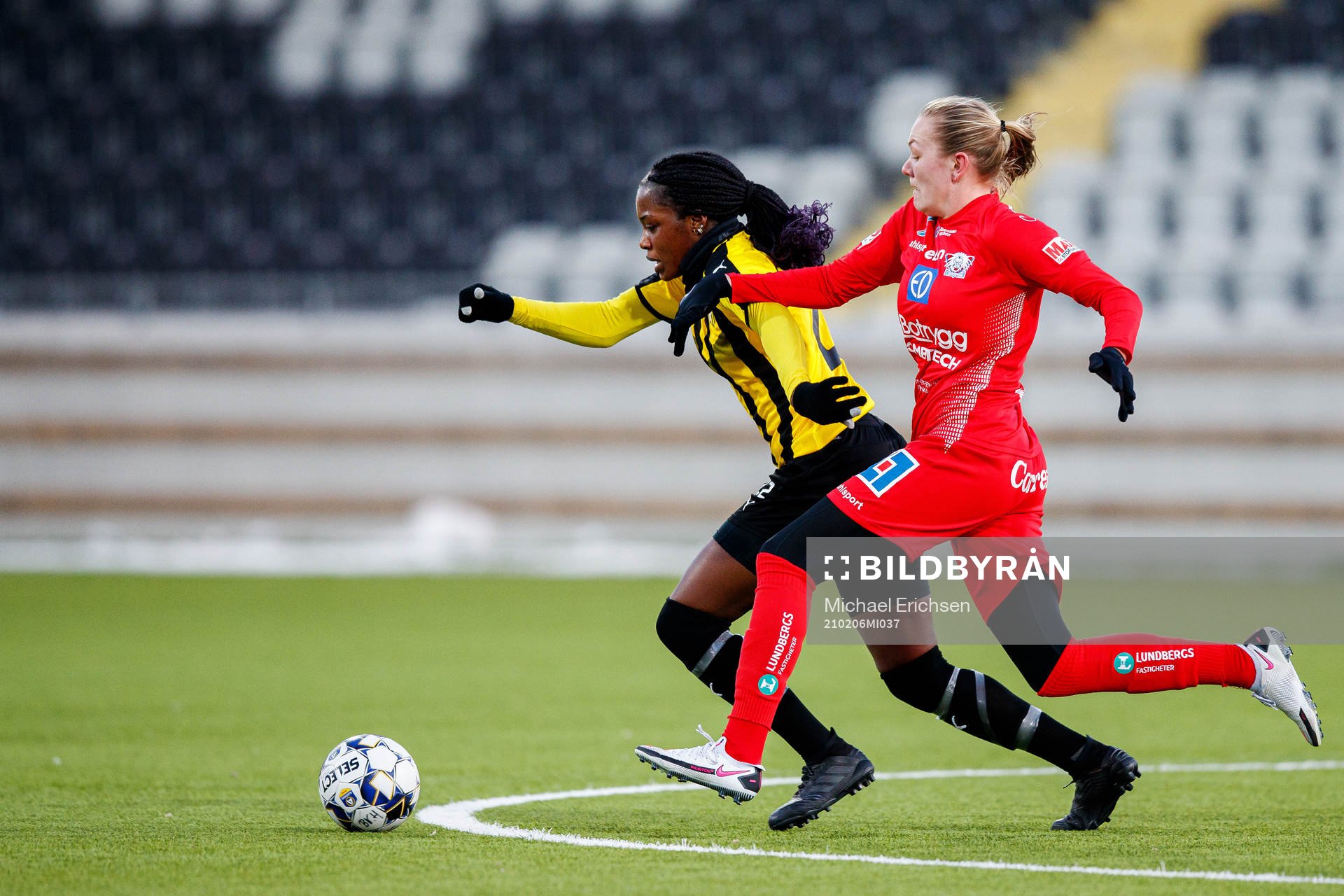 Häckens Evelyn Ijeh och Linköpings Frida Leonhardsen