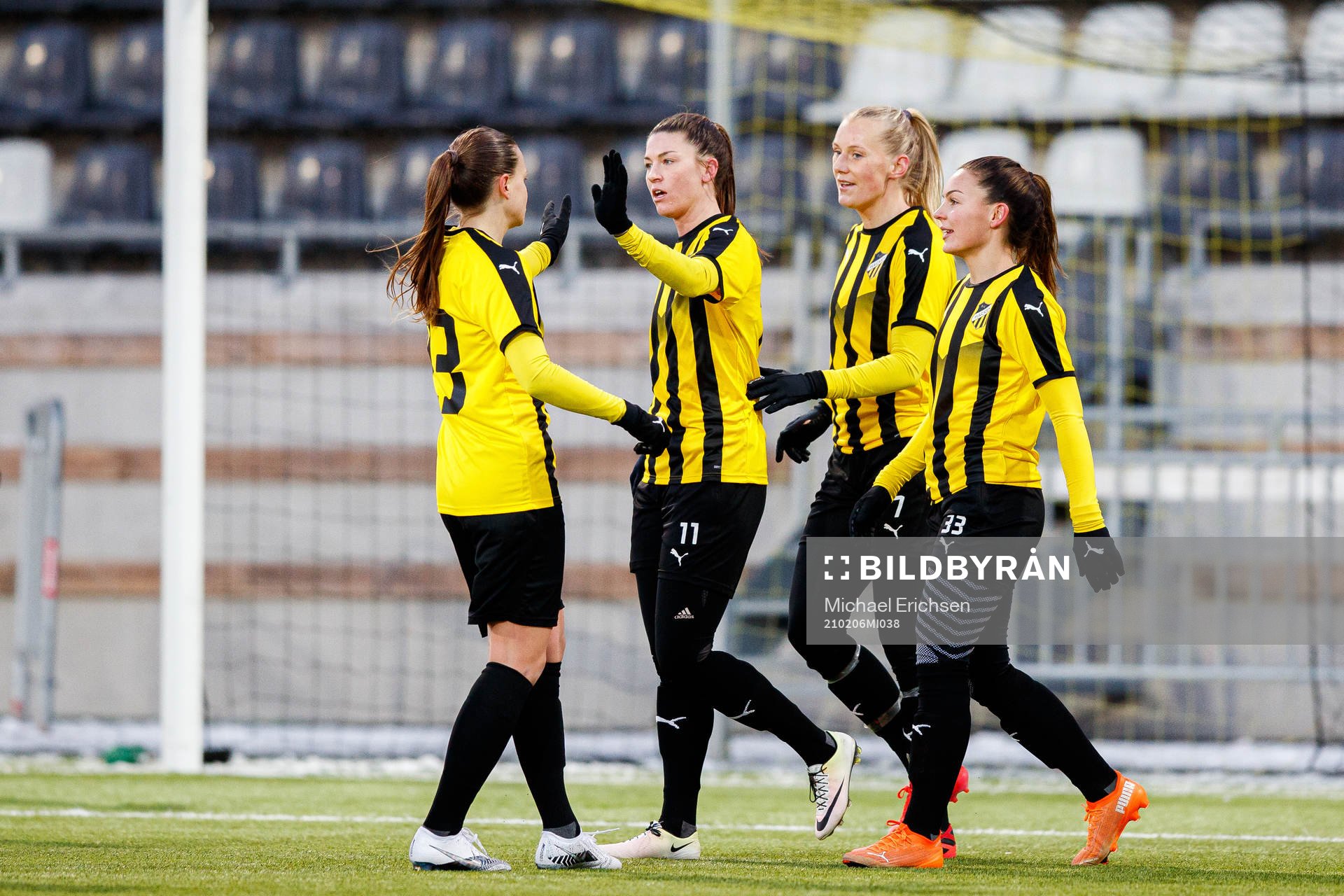 Häckens Pauline Hammarlund jublar