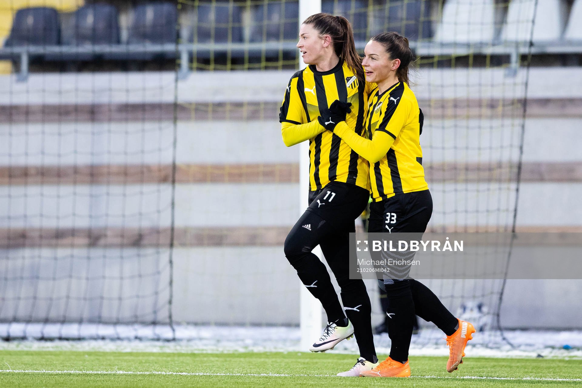 Häckens Pauline Hammarlund jublar ihop med Johanna Rytting