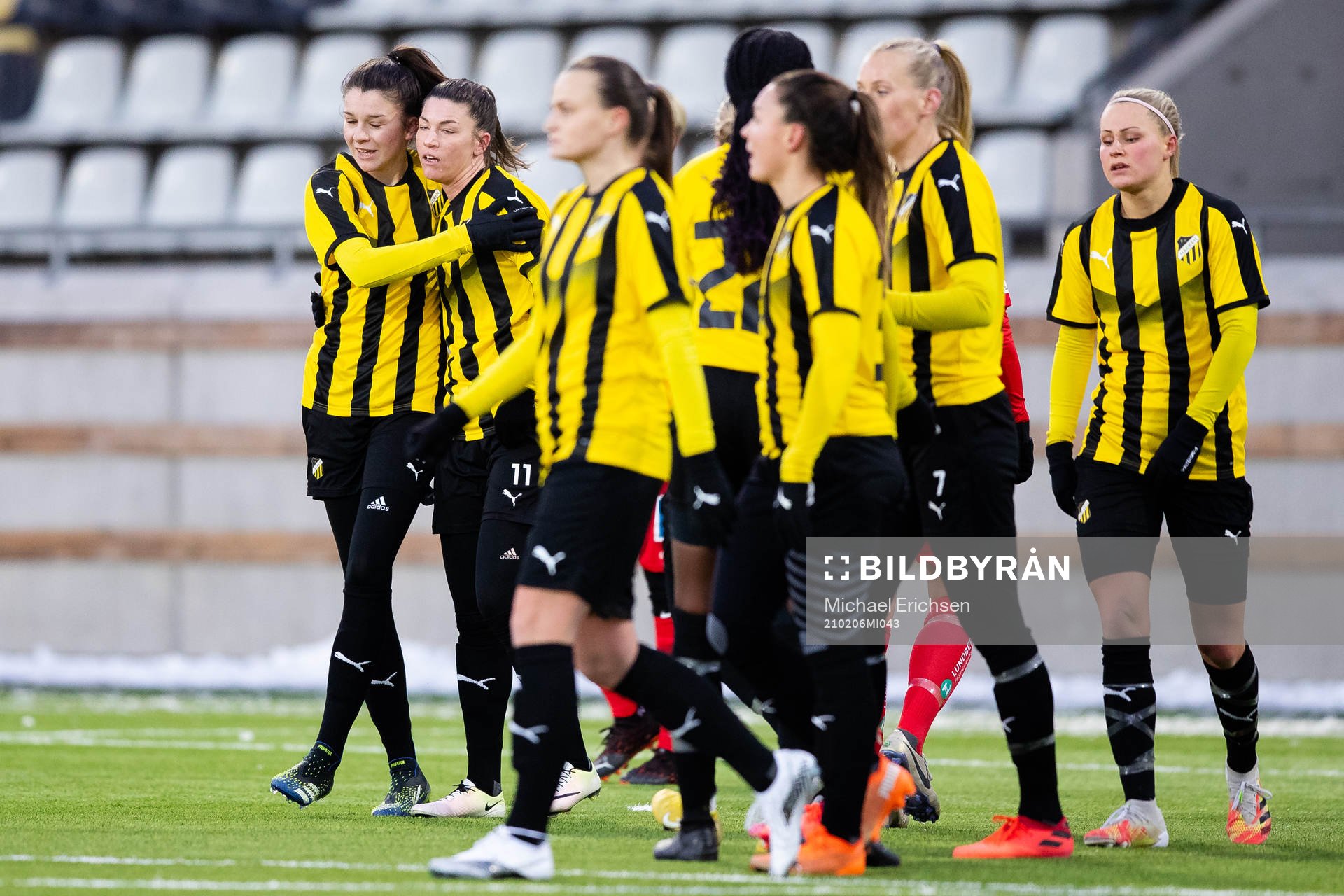Häckens Pauline Hammarlund jublar ihop med Anna Julia Csiki