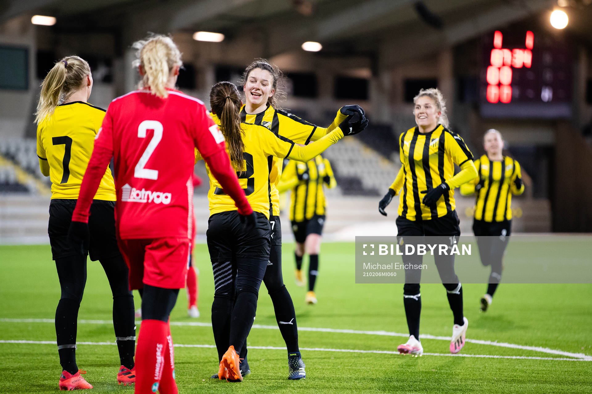 Häckens Johanna Rytting Kaneryd jublar ihop med Anna Julia Csiki efter sitt 2-1 mål under fotbollsmatchen i träningsmatchen mellan Häcken och Linköping den 6 februari 2021 i Göteborg.