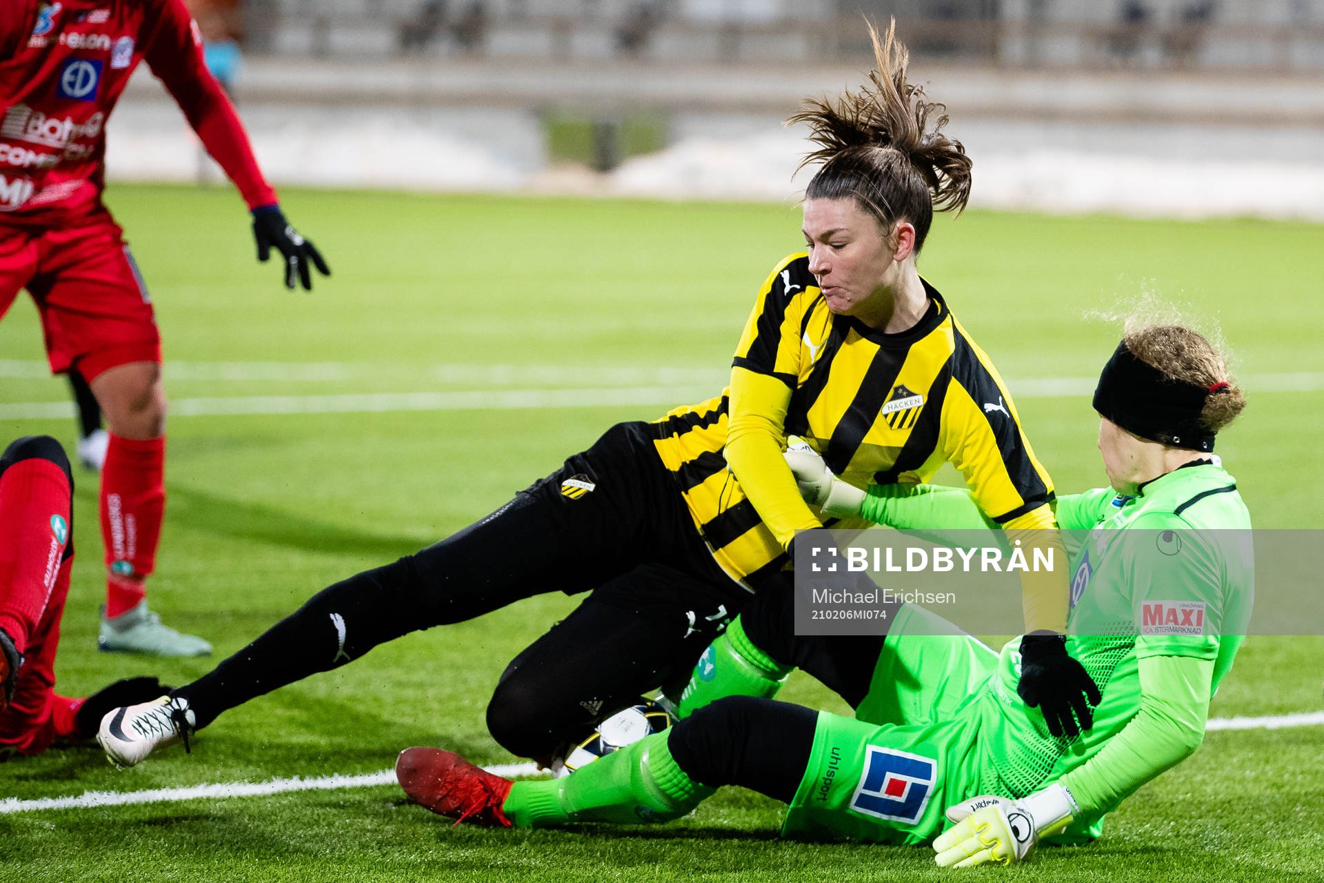 Häckens Pauline Hammarlund och Linköpings målvakt Cajsa