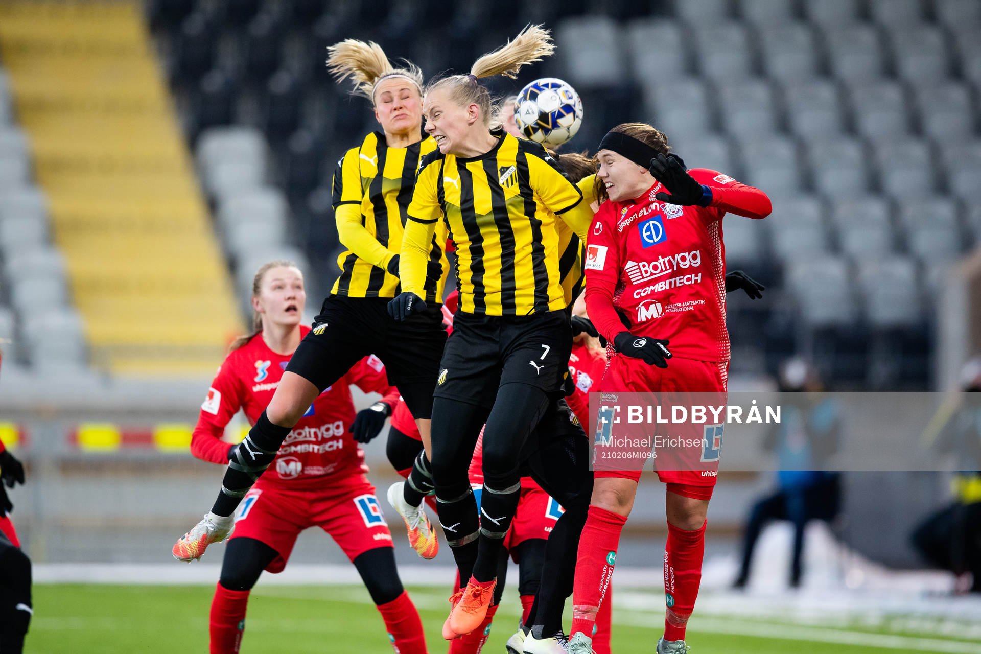 Häckens Stina Blackstenius och Linköpings Emma Lennartsson