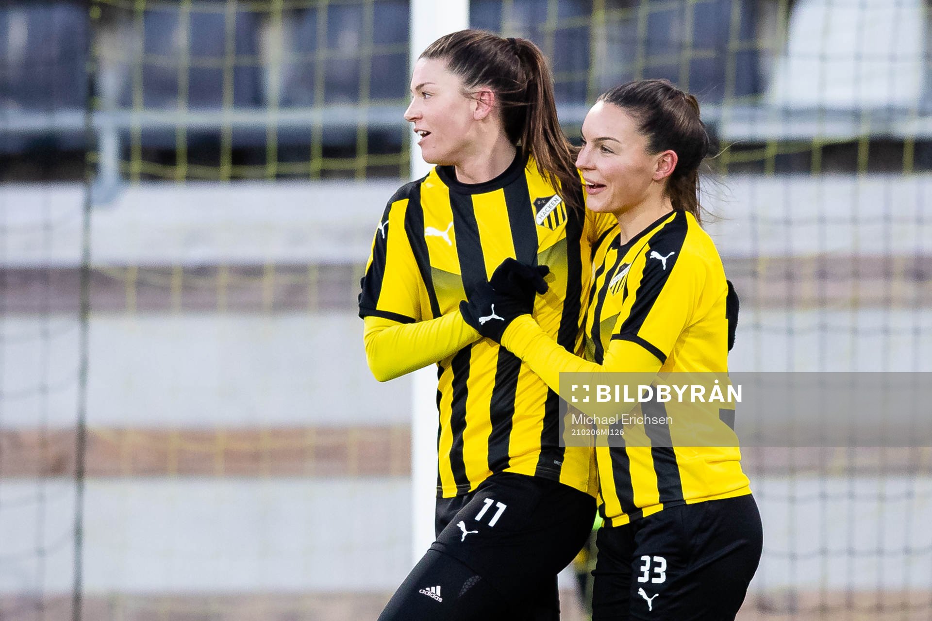 Häckens Pauline Hammarlund jublar ihop med Johanna Rytting