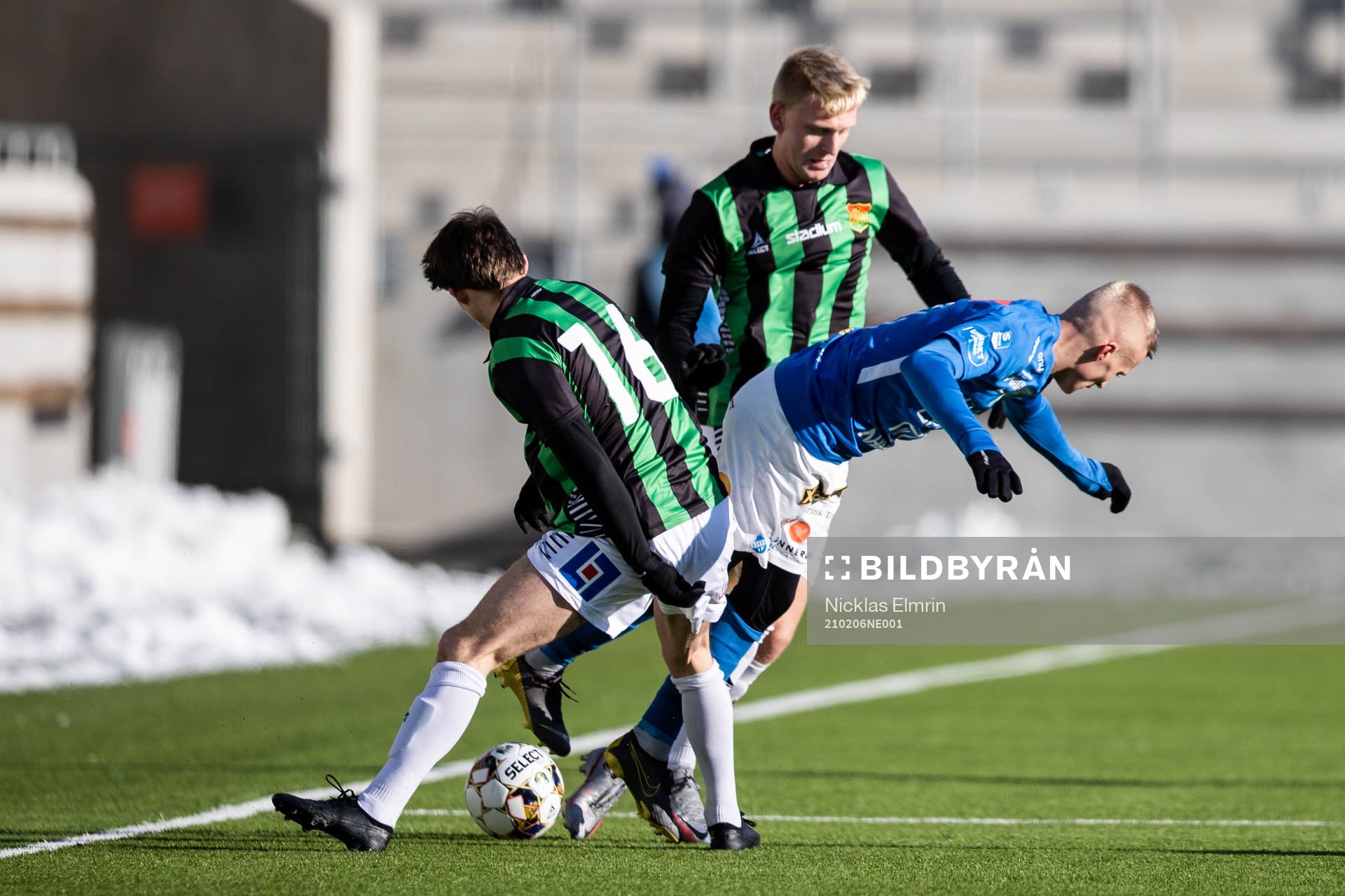 GAIS Joackim Åberg och Johan Andersson mot Norrbys Viktor Bergh under fotbollsmatchen i träningsmatchen mellan GAIS och Norrby den 6 februari 2021 i Göteborg.