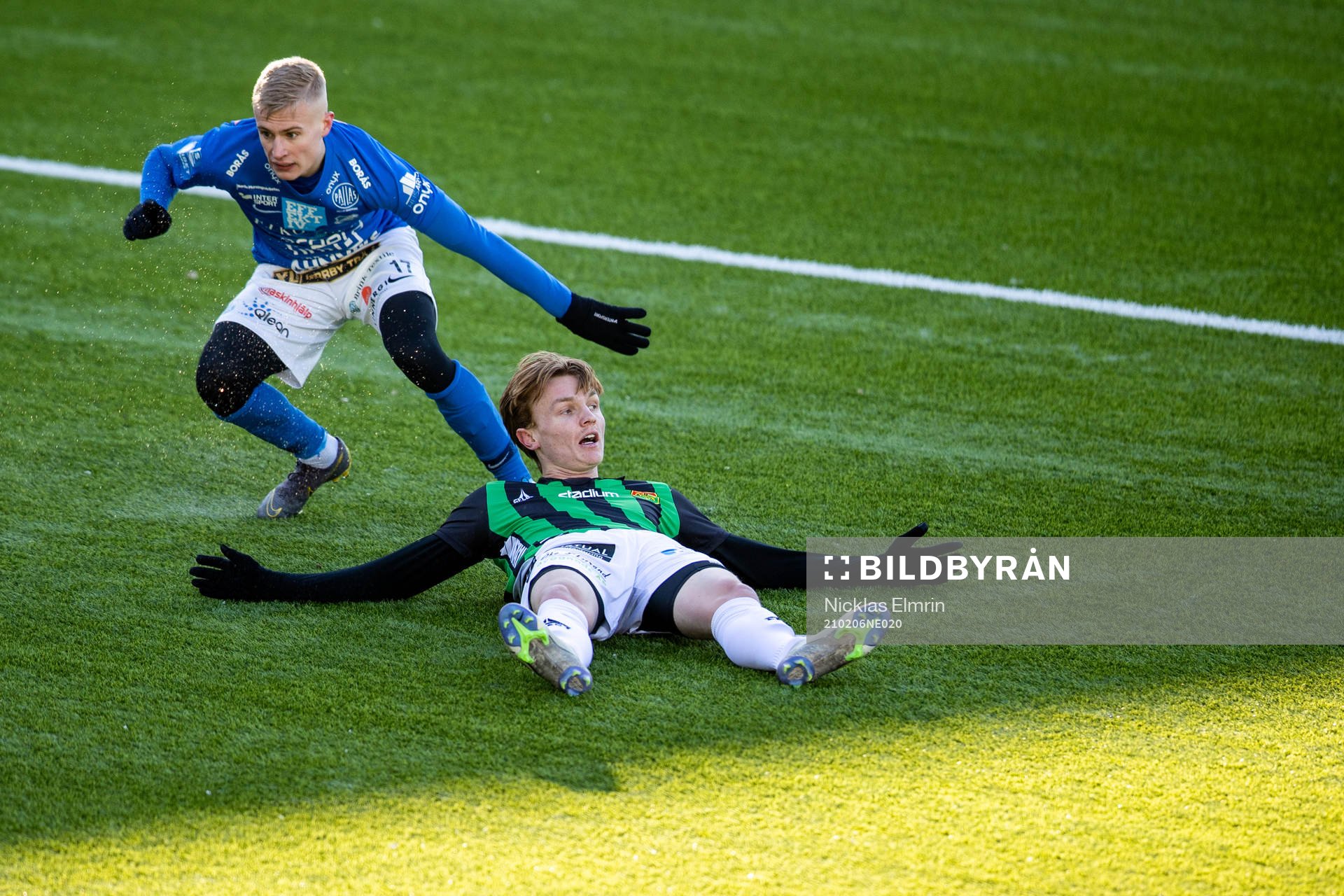 GAIS Julius Johansson mot Norrbys Viktor Bergh under fotbollsmatchen i träningsmatchen mellan GAIS och Norrby den 6 februari 2021 i Göteborg.