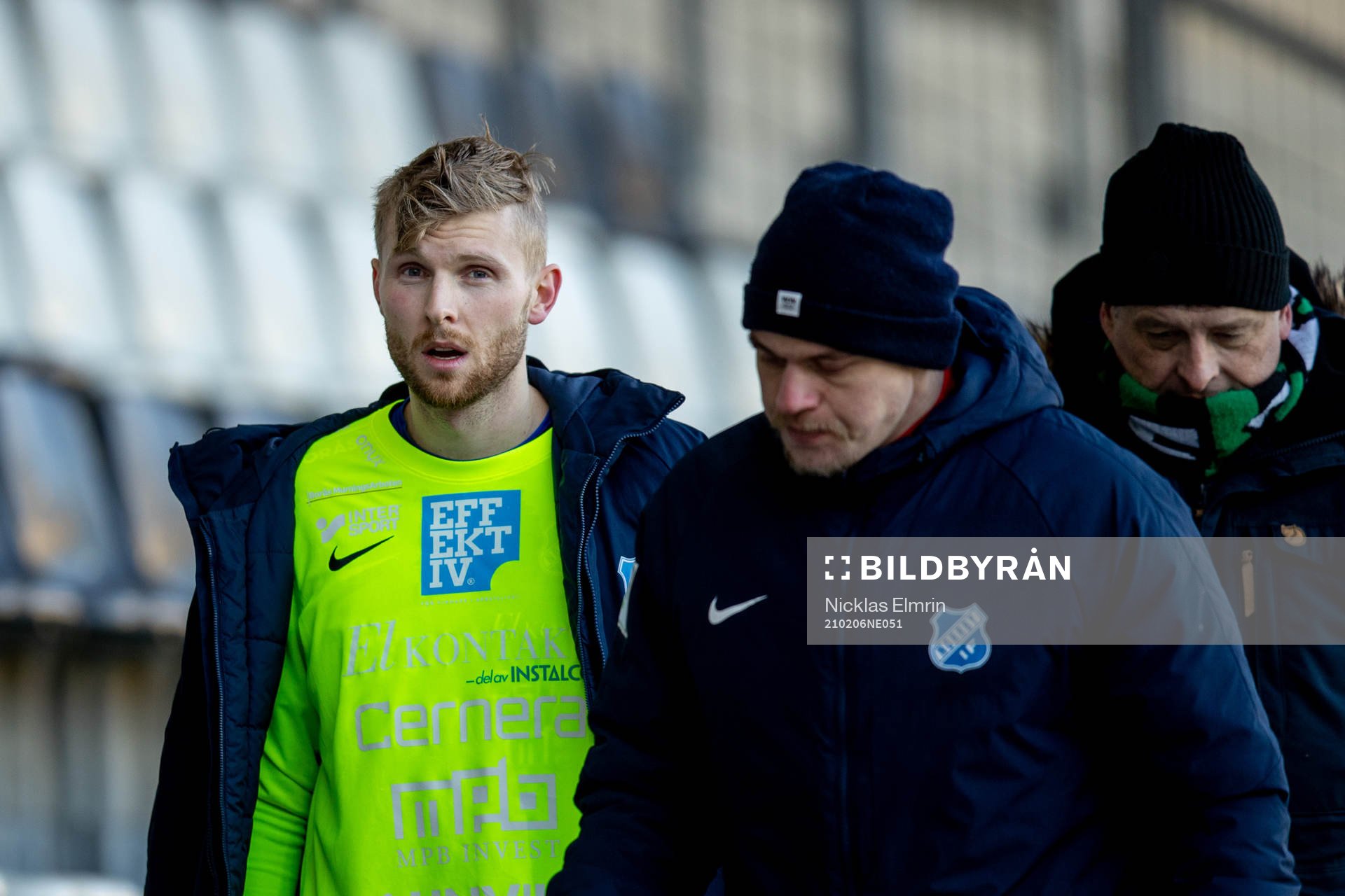 Norrbys målvakt Anton Cajtoft tvingas utgå efter en smäll i huvudet under fotbollsmatchen i träningsmatchen mellan GAIS och Norrby den 6 februari 2021 i Göteborg.