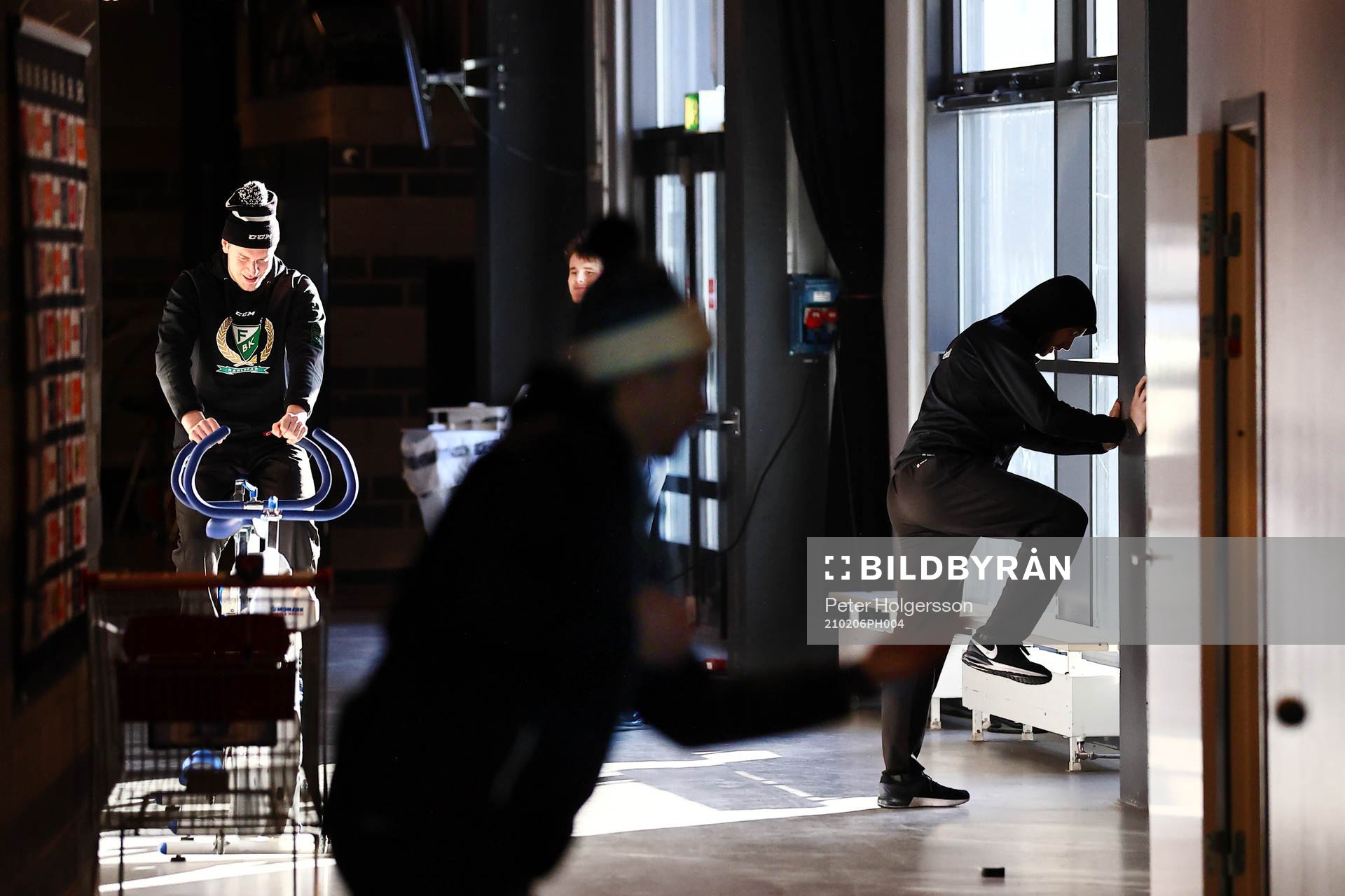 Färjestads spelare värmer upp före ishockeymatchen i SHL
