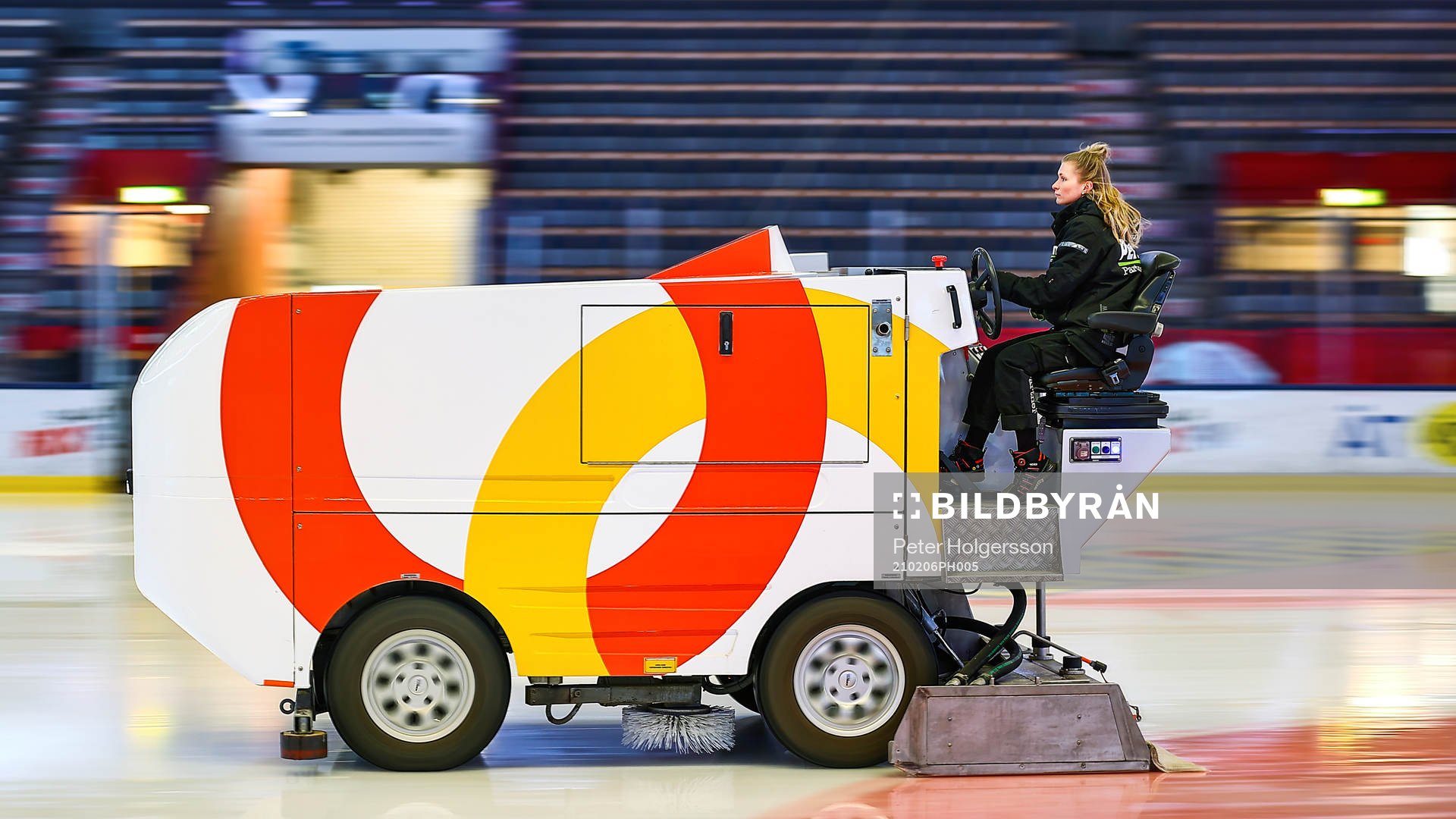 Isen spolas före ishockeymatchen i SHL mellan Linköping