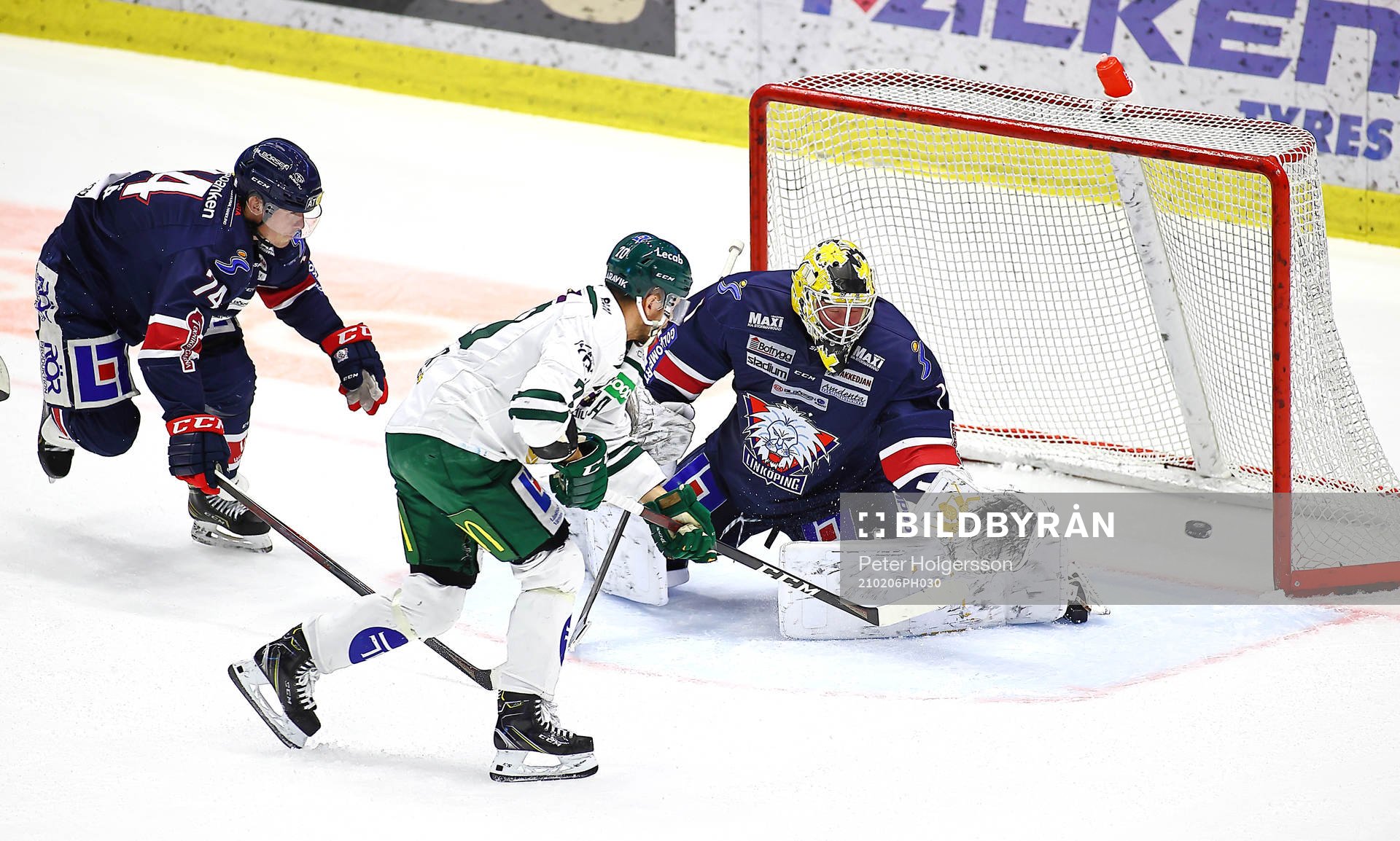 Räddning av Linköpings målvakt David Rautio