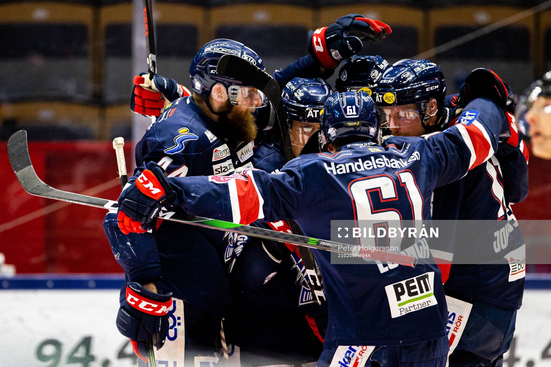 Linköpings spelare jublar med Mattias Bäckman