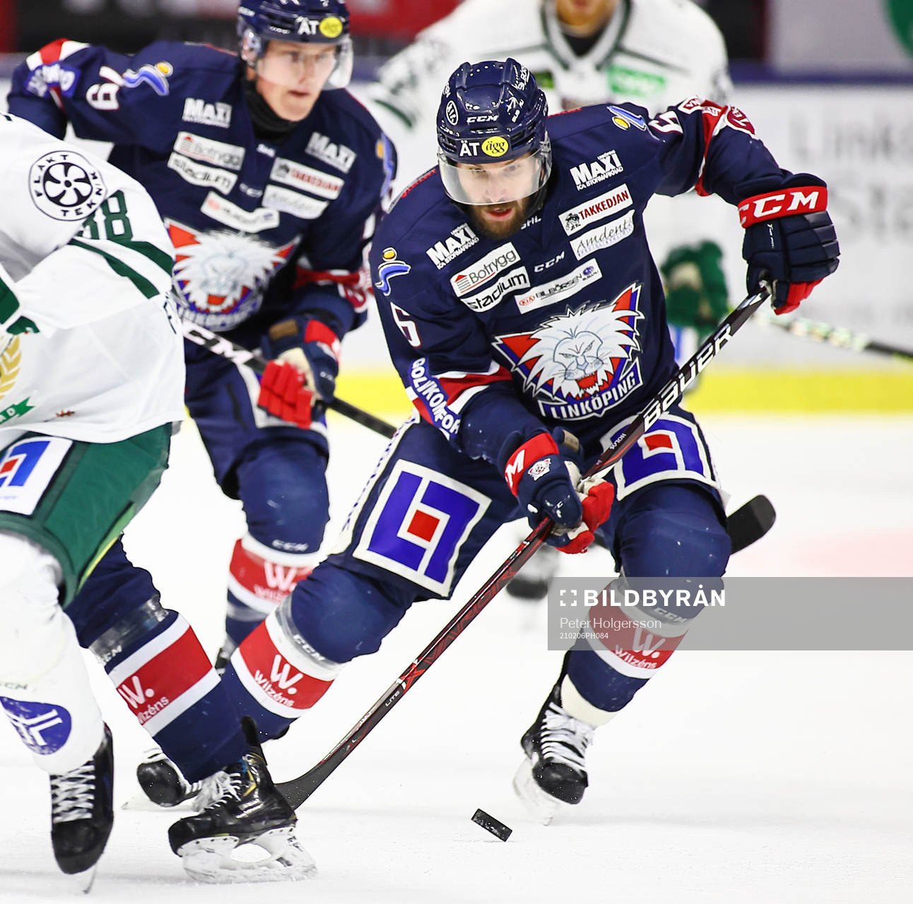 uLinköpings Jonas Holös nder ishockeymatchen i SHL mellan