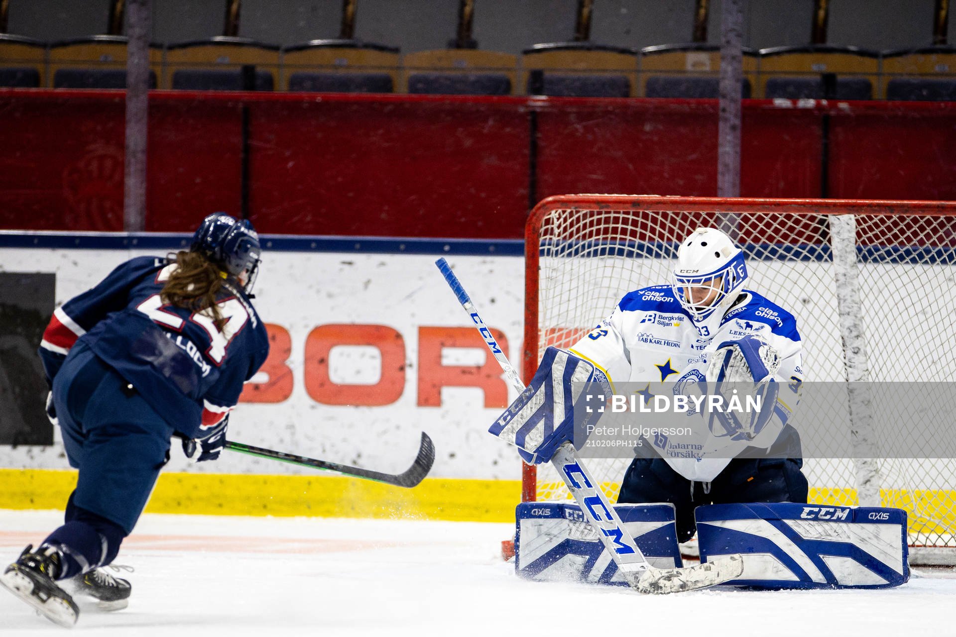 Linköpings Carly Bullock gör 1-0 på straff bakom