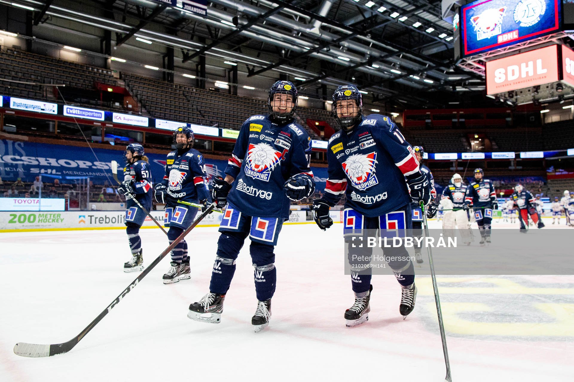 Linköpings Malou Berggren och Linnea Johansson jublar