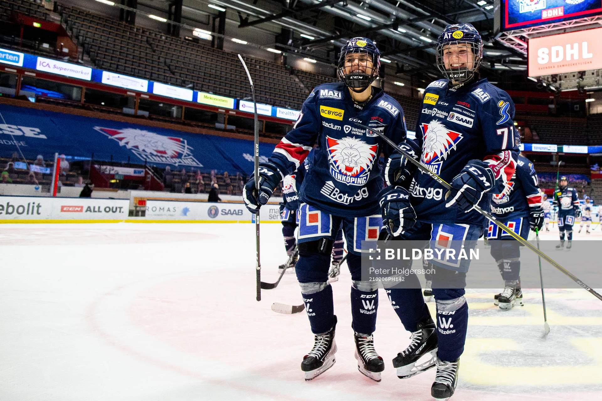 Linköpings Malou Berggren och Linnea Johansson jublar