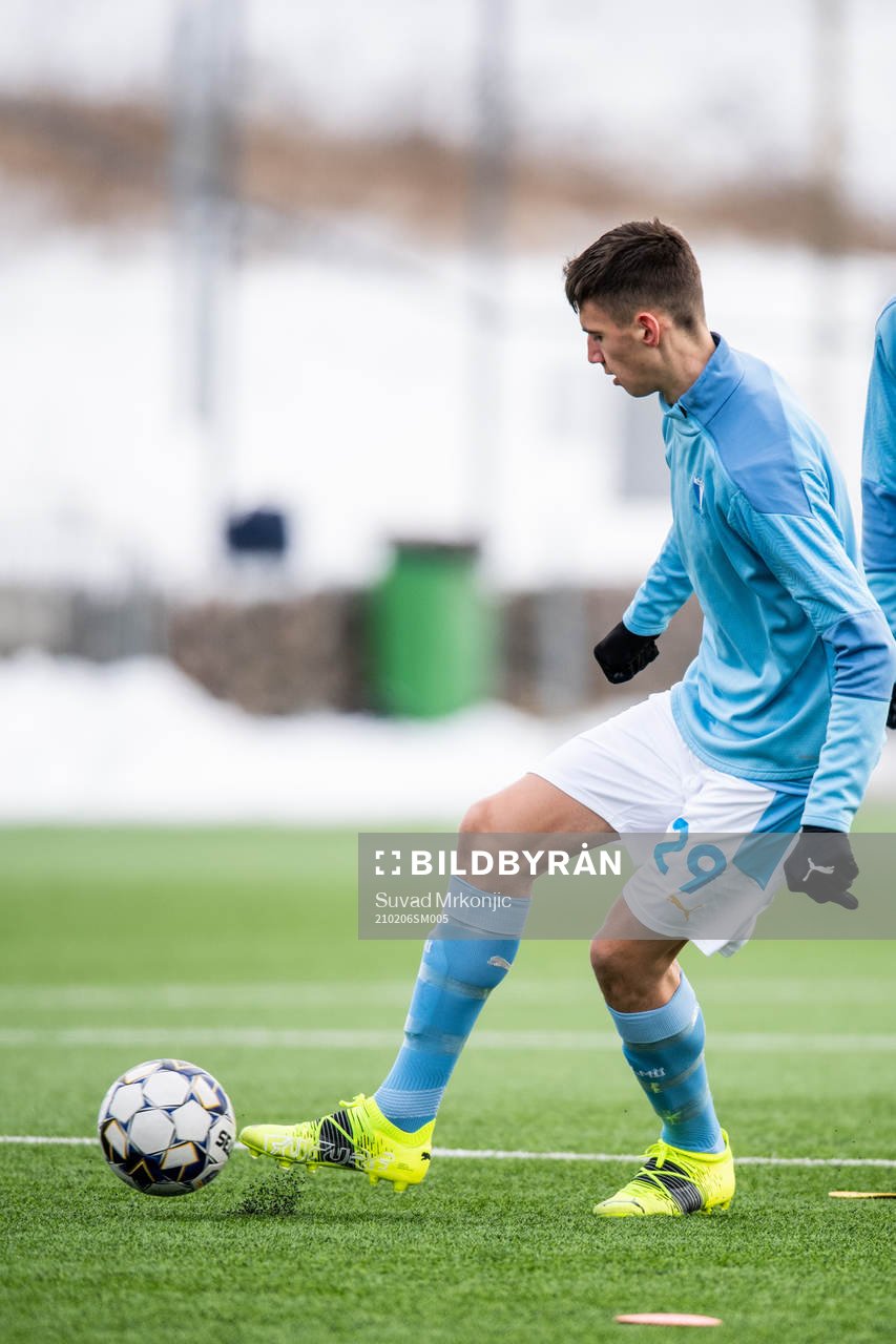 Malmö FFs Noah Eile värmer upp