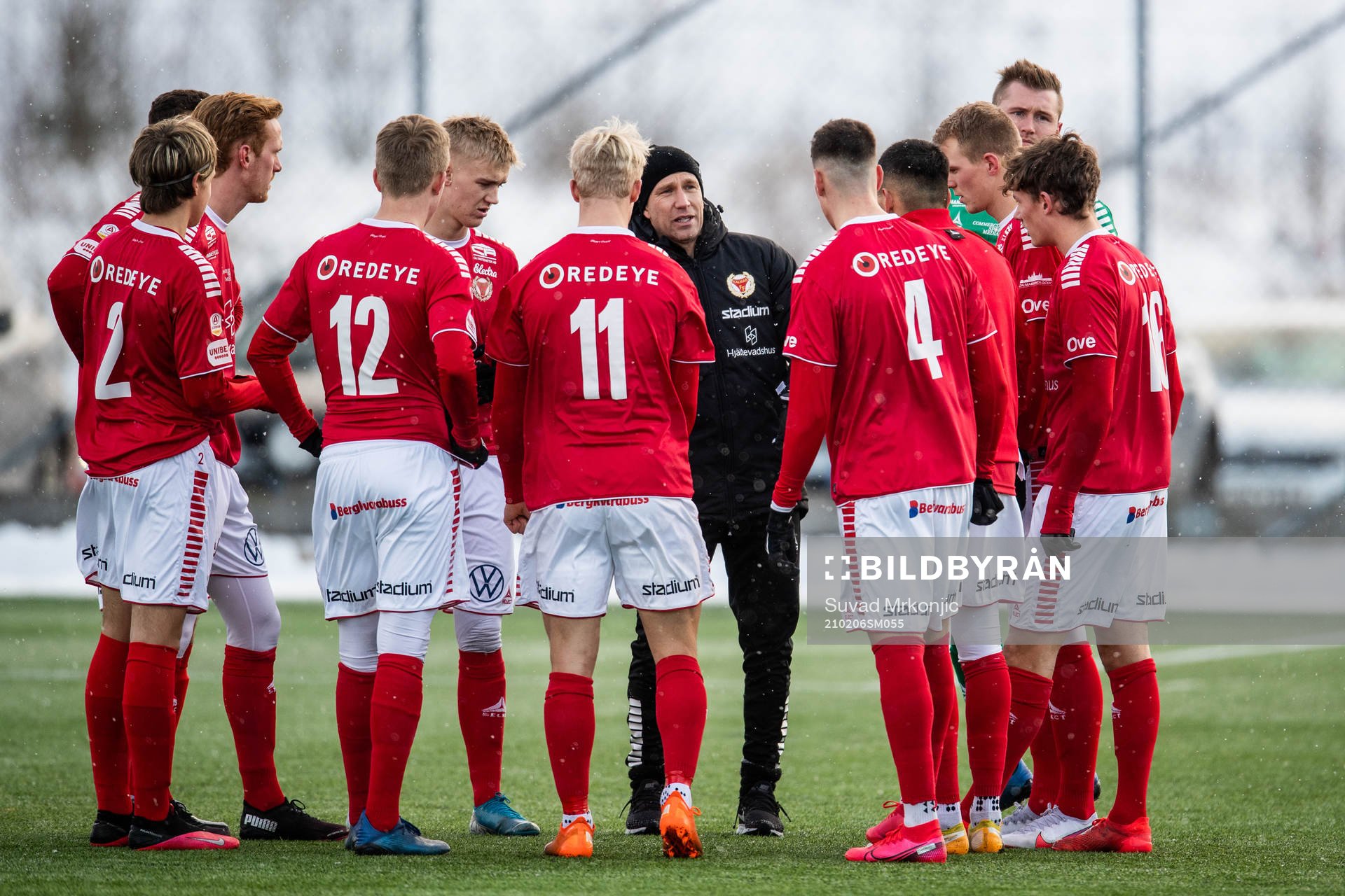 Kalmars tränare Henrik Rydström pratar med spelarna under träningsmatchen i fotboll mellan Kalmar och Malmö FF den 6 februari 2021 i Kalmar.