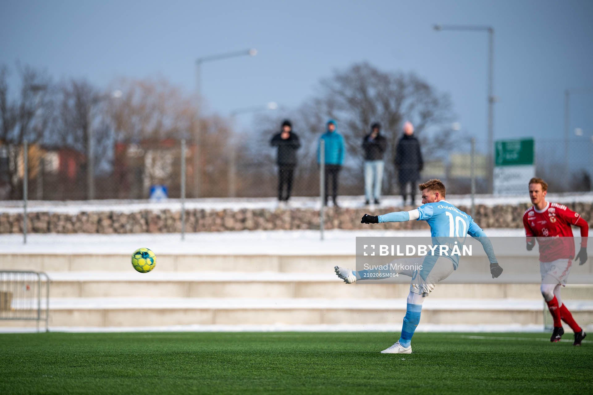 Malmö FFs Anders Christiansen slår en straffspark