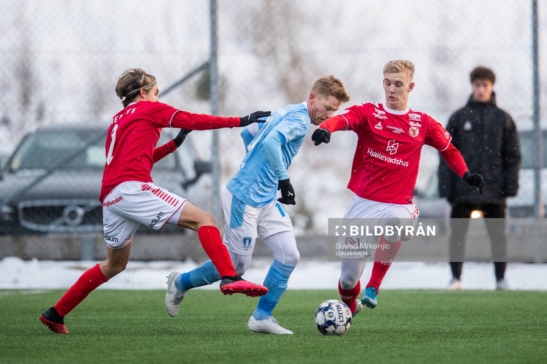Malmö FFs Anders Christiansen och Kalmars Isak Vidjeskog under träningsmatchen i fotboll mellan Kalmar och Malmö FF den 6 februari 2021 i Kalmar.