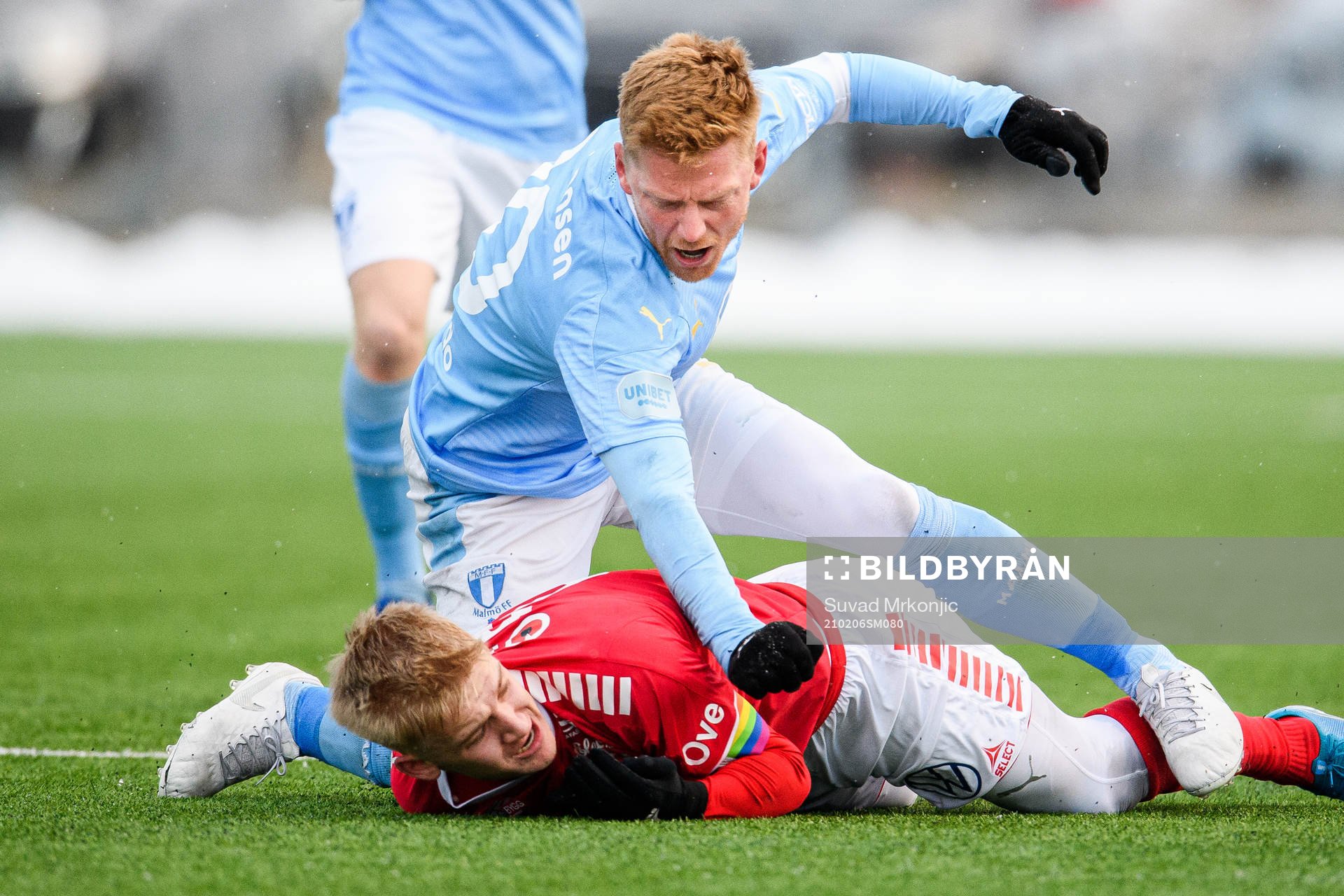 Malmö FFs Anders Christiansen och Kalmars Carl Gustafsson under träningsmatchen i fotboll mellan Kalmar och Malmö FF den 6 februari 2021 i Kalmar.