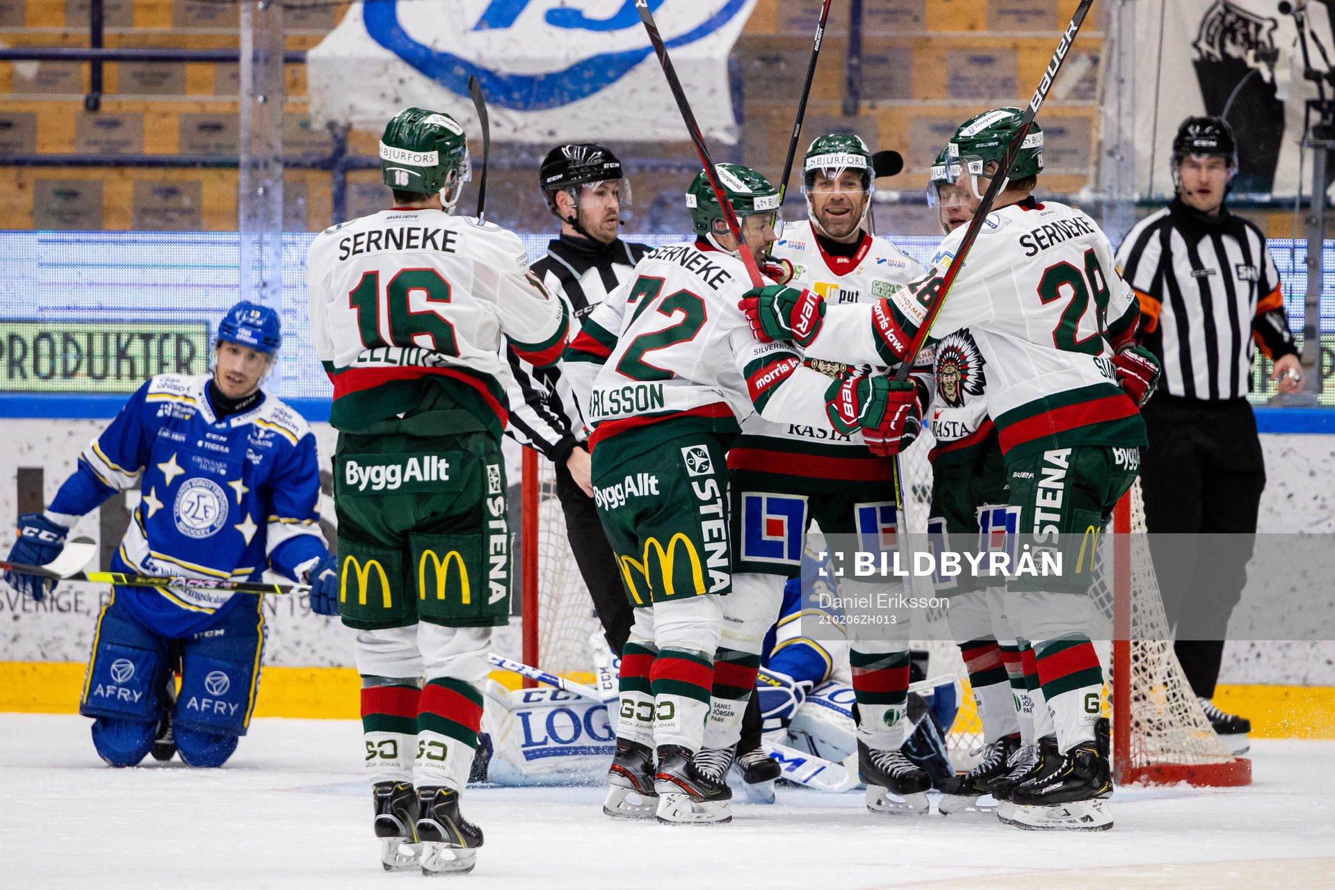 Frölundas Johan Sundström jublar med Patrik Carlsson och
