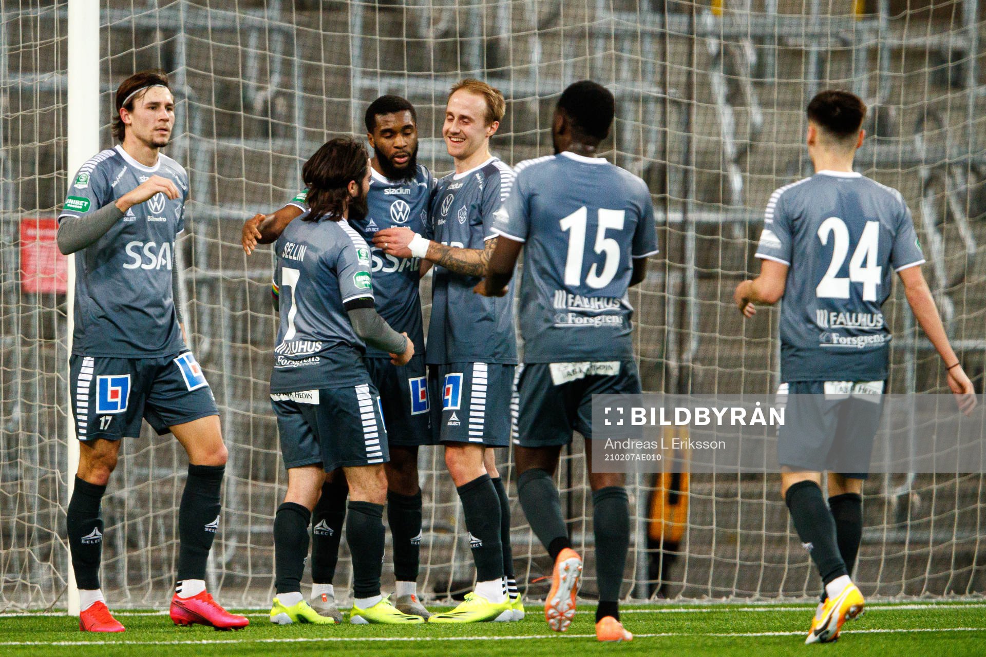 Brages spelare jublar med Moses Makasi