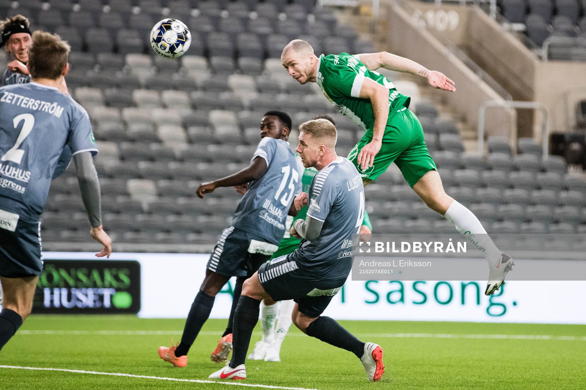 Hammarbys Jon Gudni Fjoluson med en nick över Brages