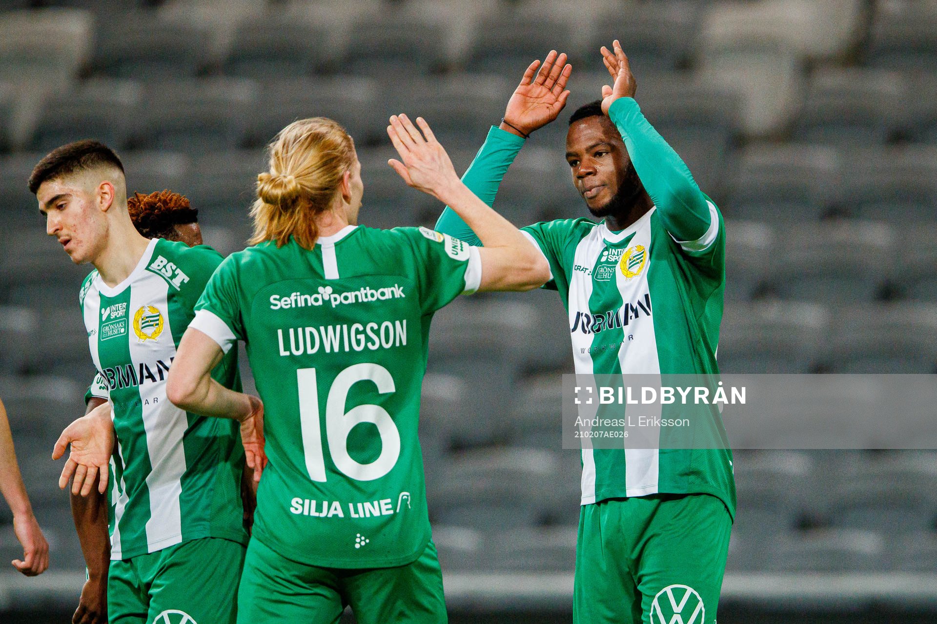 Hammarbys Gustav Ludwigson och Loue Junior Bayere jublar