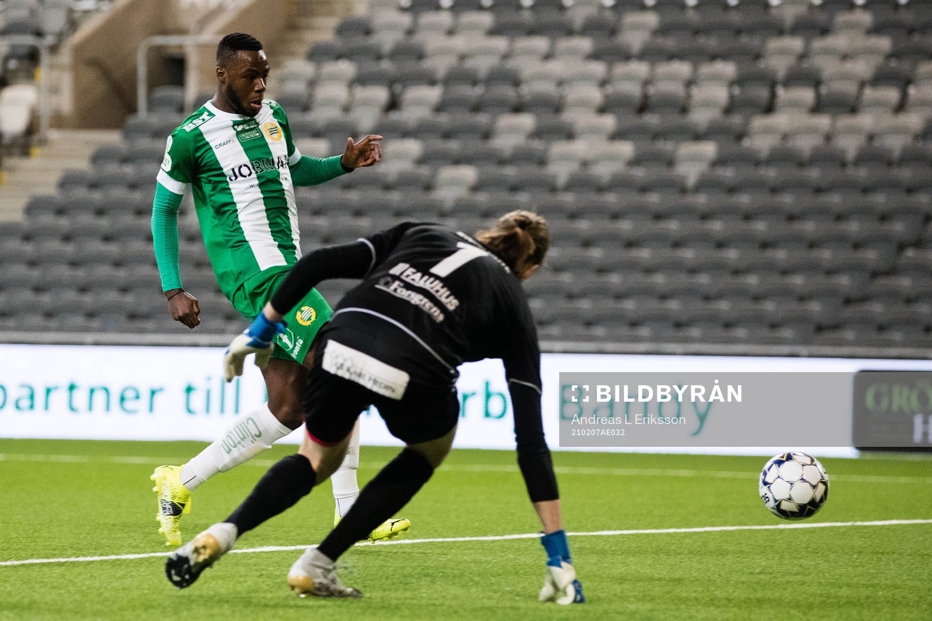 Hammarbys Loue Junior Bayere gör 1-1 bakom Brages målvakt