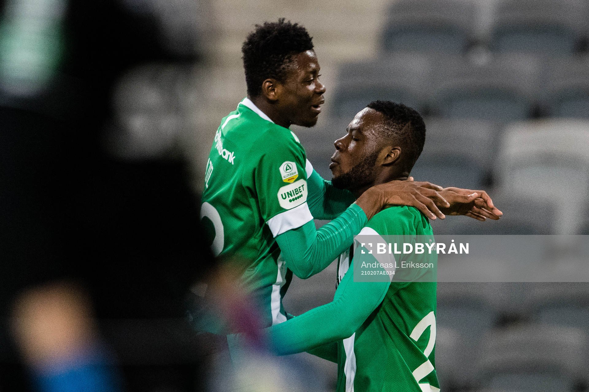 Hammarbys Aziz Ouattara Mohammed jublar med Loue Junior