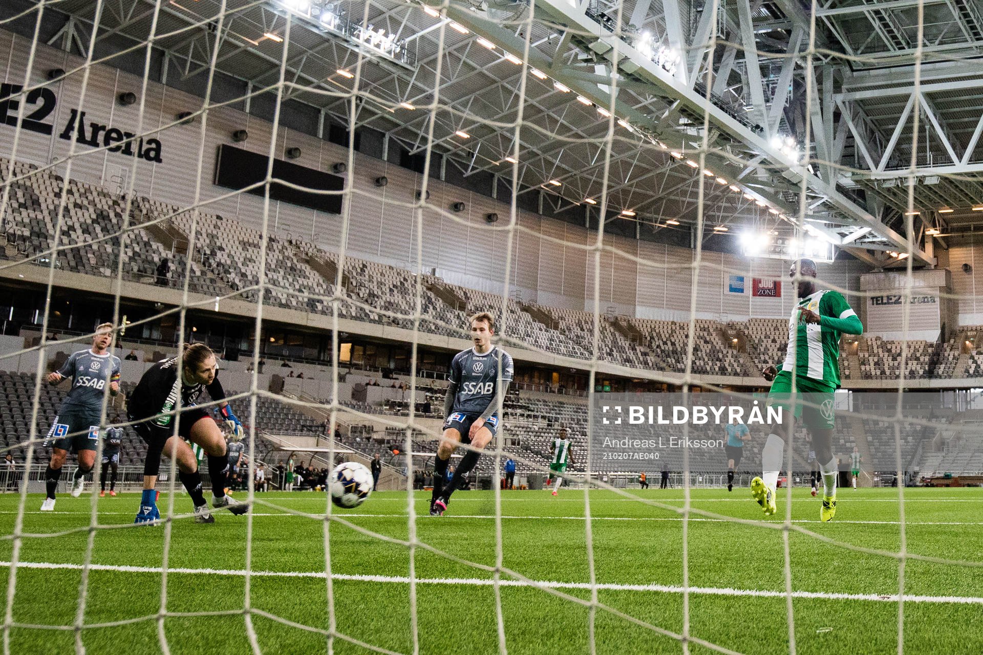 Hammarbys Loue Junior Bayere gör 1-1 bakom Brages målvakt