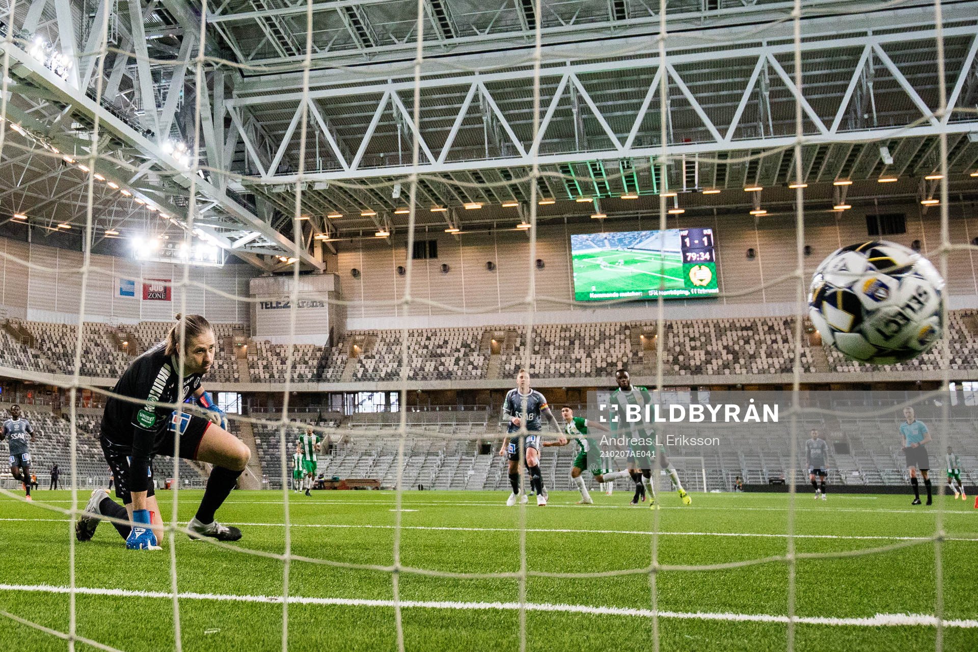 Brages målvakt Adrian Engdahl ser bollen gå in i mål