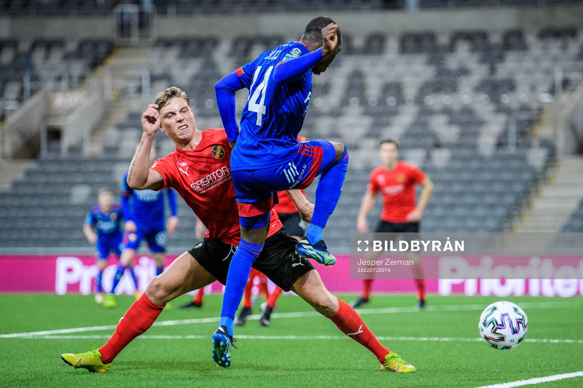 Vasalunds Frej Engberg och Djurgårdens Edward Chilufya