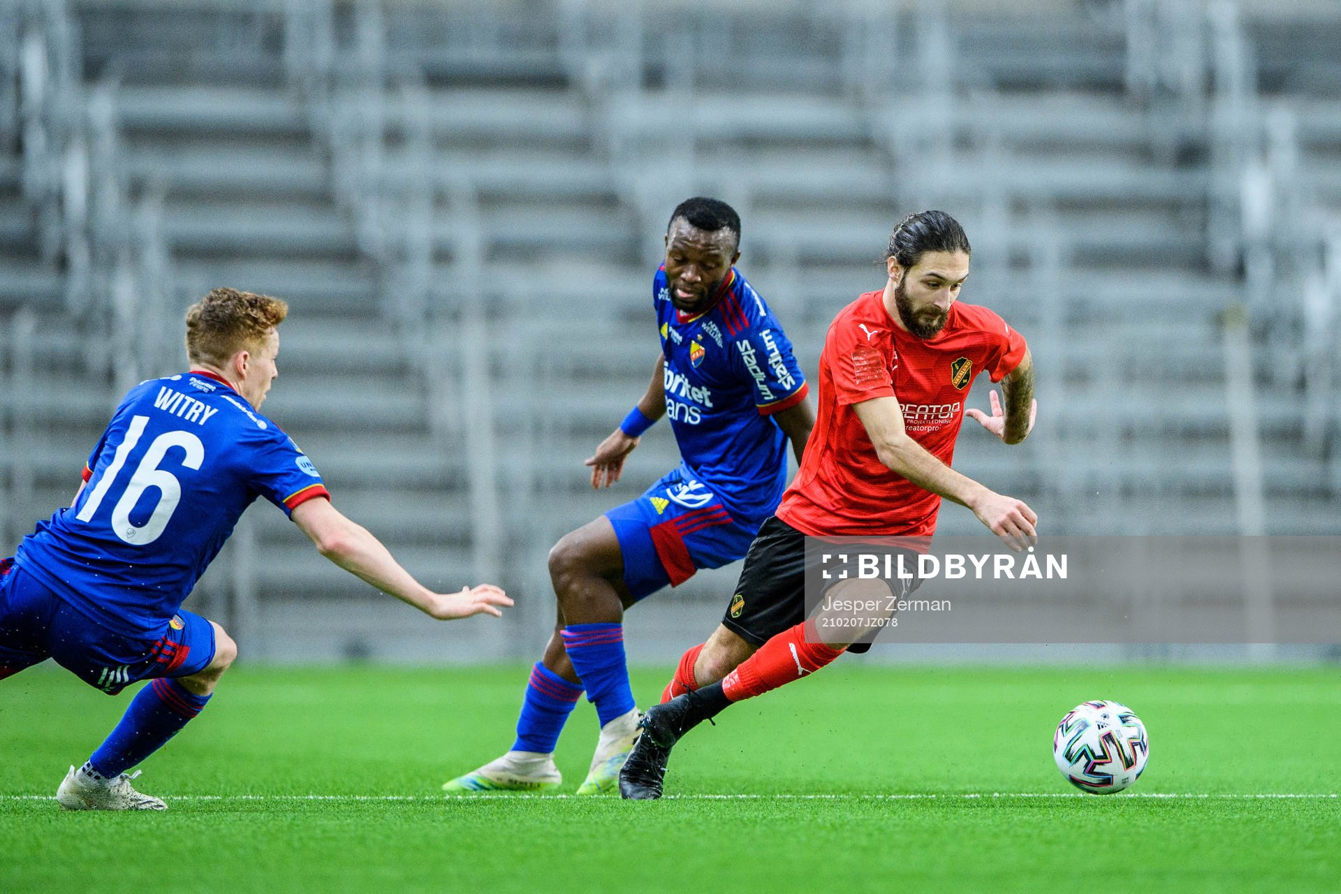 Djurgårdens Aslak Witry och Emmanuel Banda mot Vasalunds