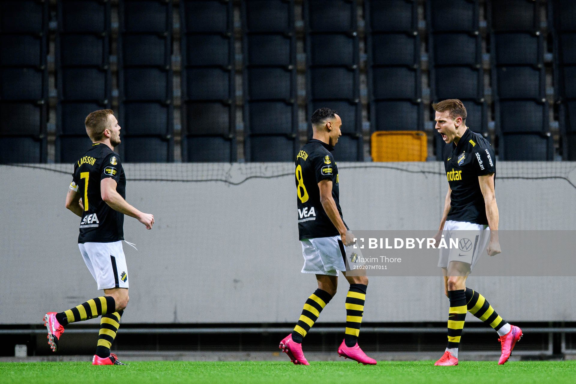 AIK:s Bojan Radulovic jublar med Sebastian Larsson och Bilal Husein efter 1-0 under träningsmatchen i fotboll mellan AIK och Örebro den 7 februari 2021 i Stockholm.